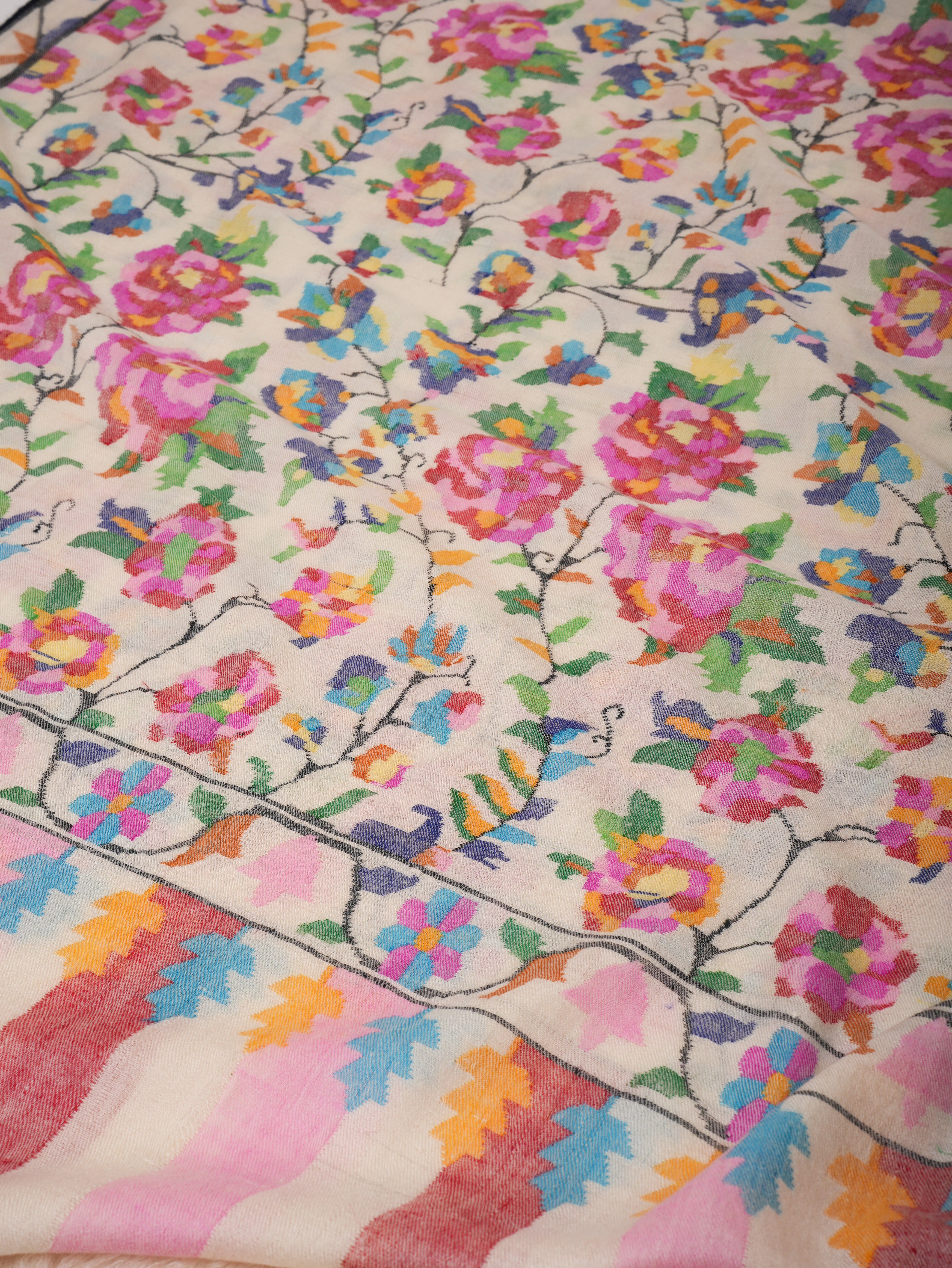 Châch de pashmina doux kani blanc avec motifs floraux