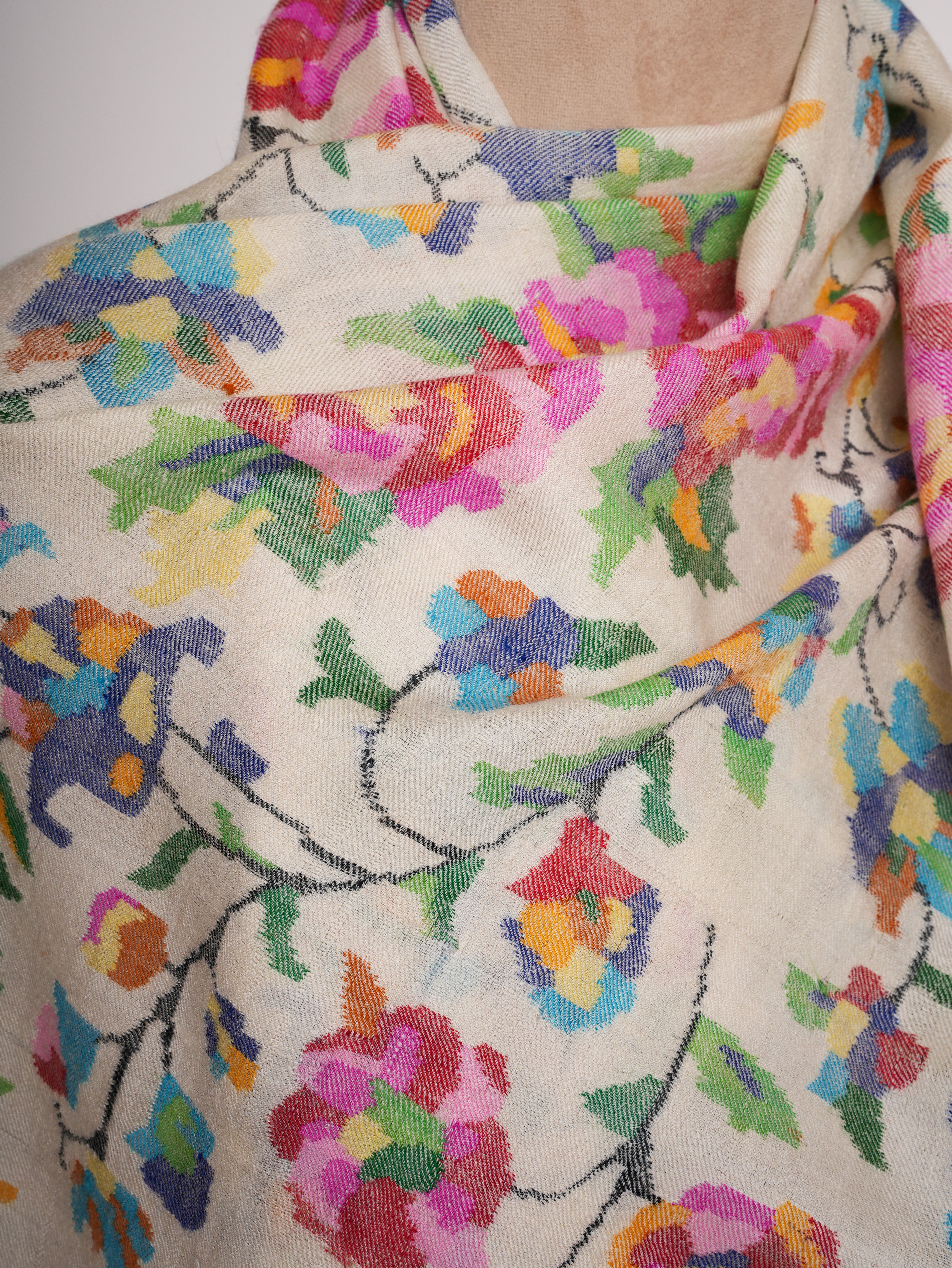 Châch de pashmina doux kani blanc avec motifs floraux
