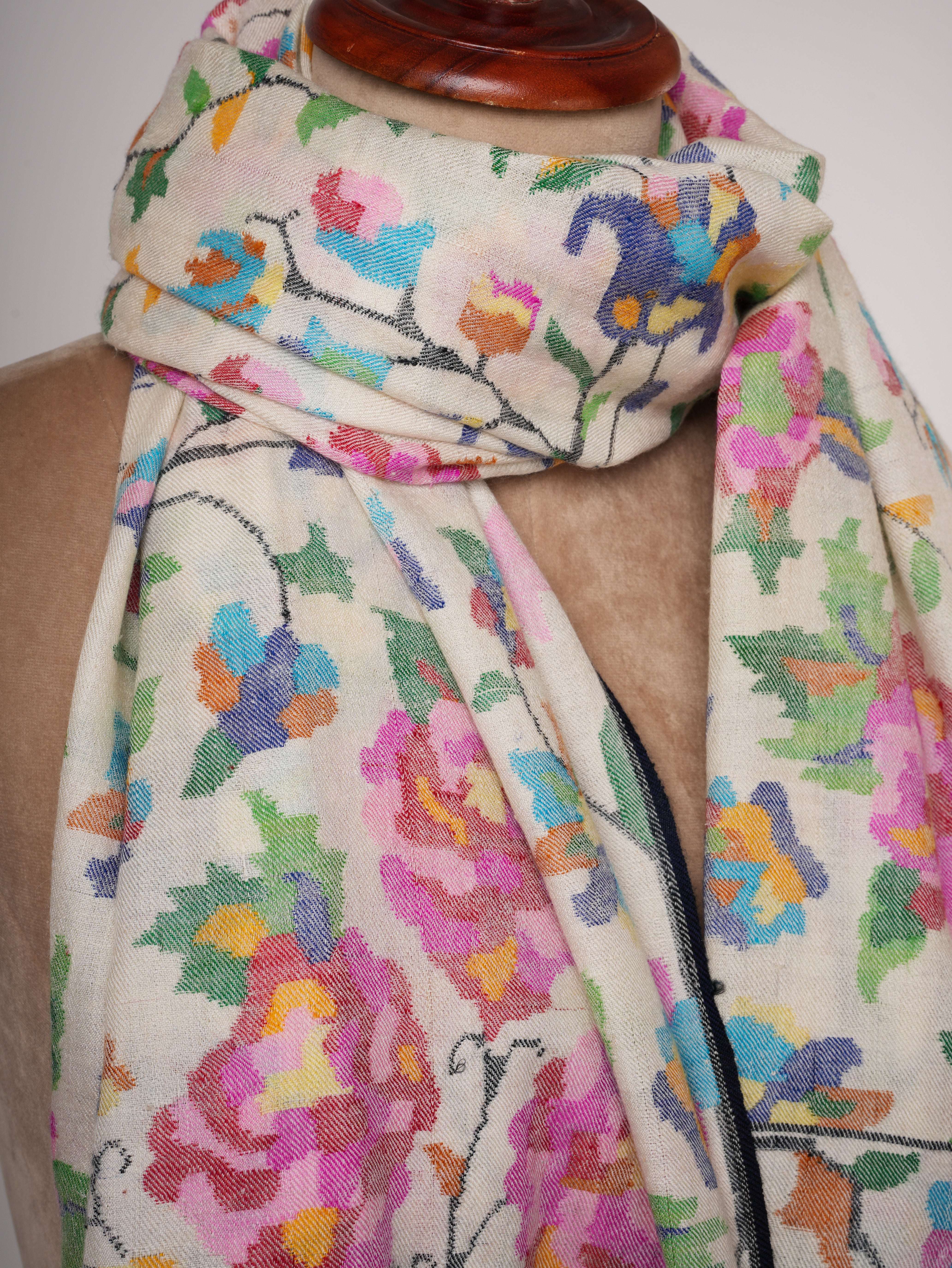 Châch de pashmina doux kani blanc avec motifs floraux