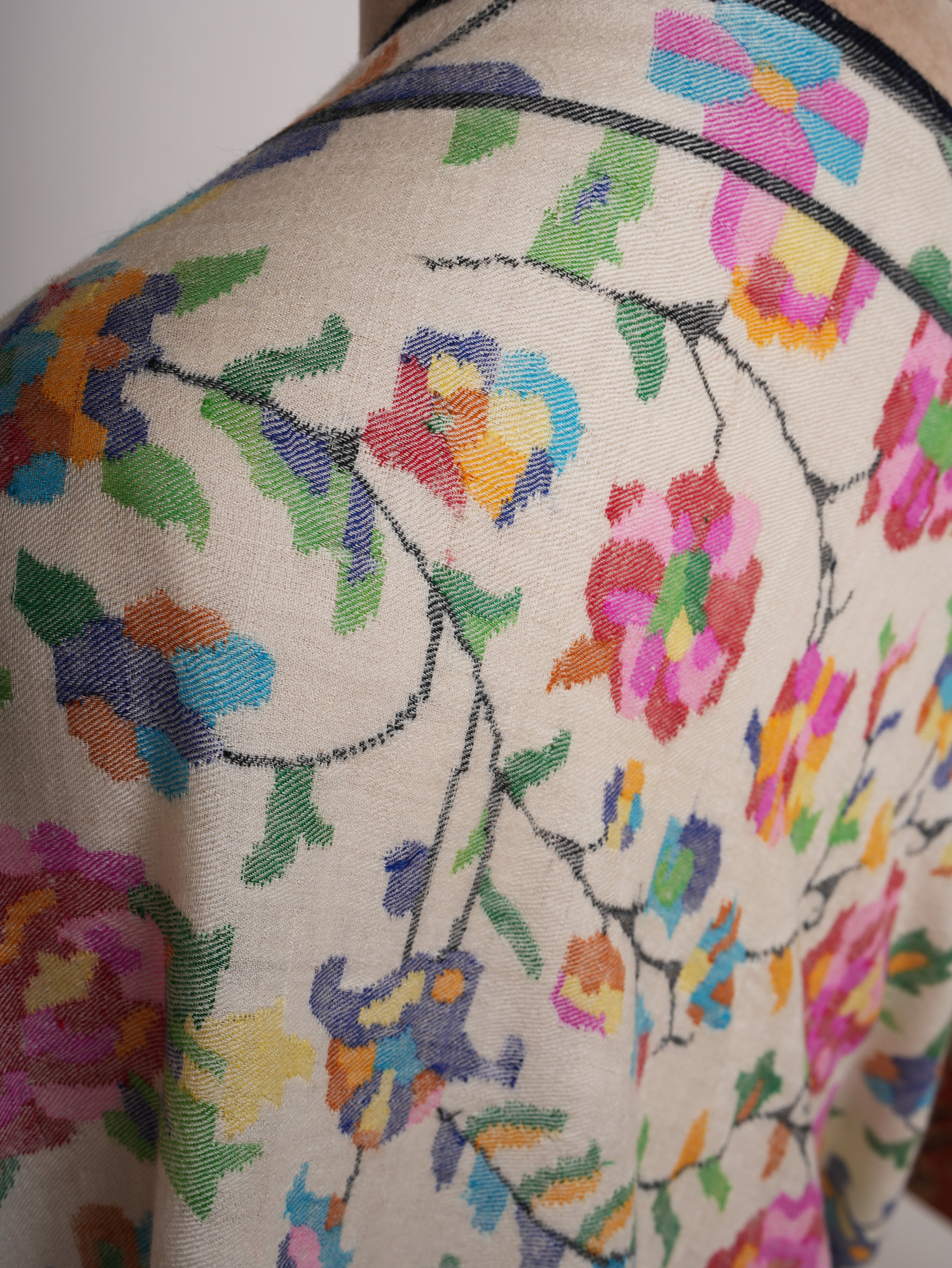 Châch de pashmina doux kani blanc avec motifs floraux