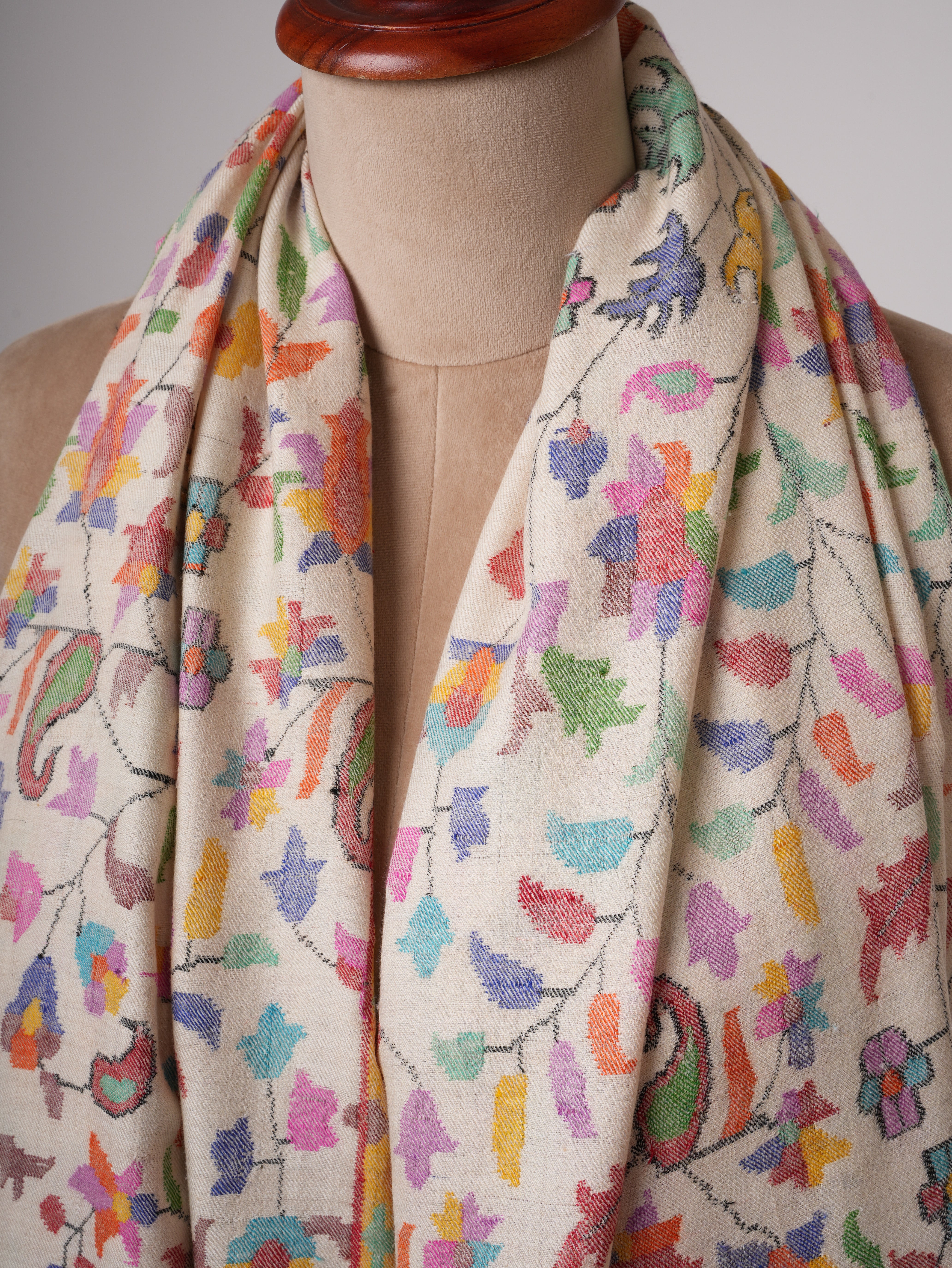 Ivory Kani Pashmina Shawlと素晴らしい伝統的なモチーフ - 手織りのアート