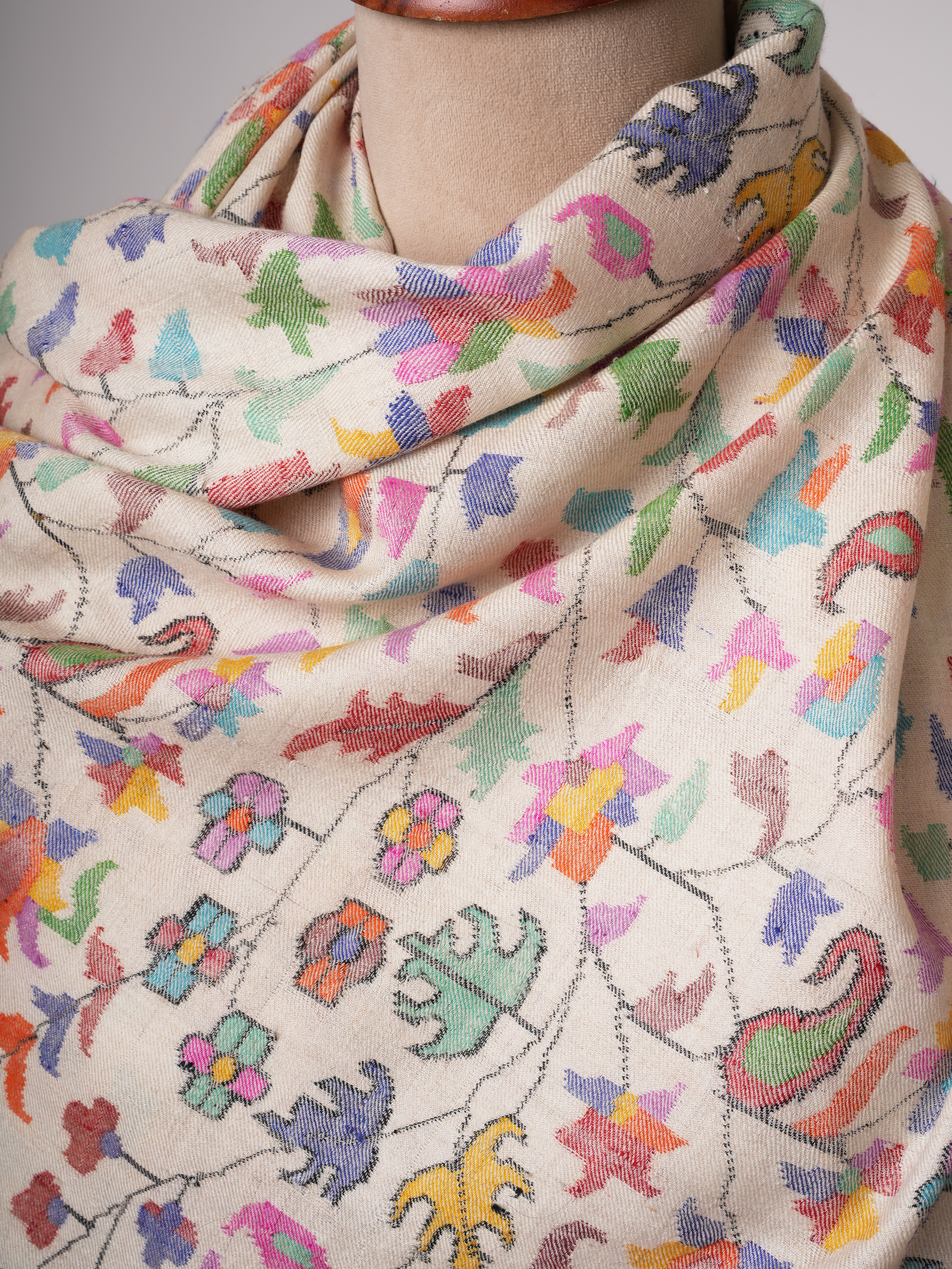 Ivory Kani Pashmina Shawlと素晴らしい伝統的なモチーフ - 手織りのアート