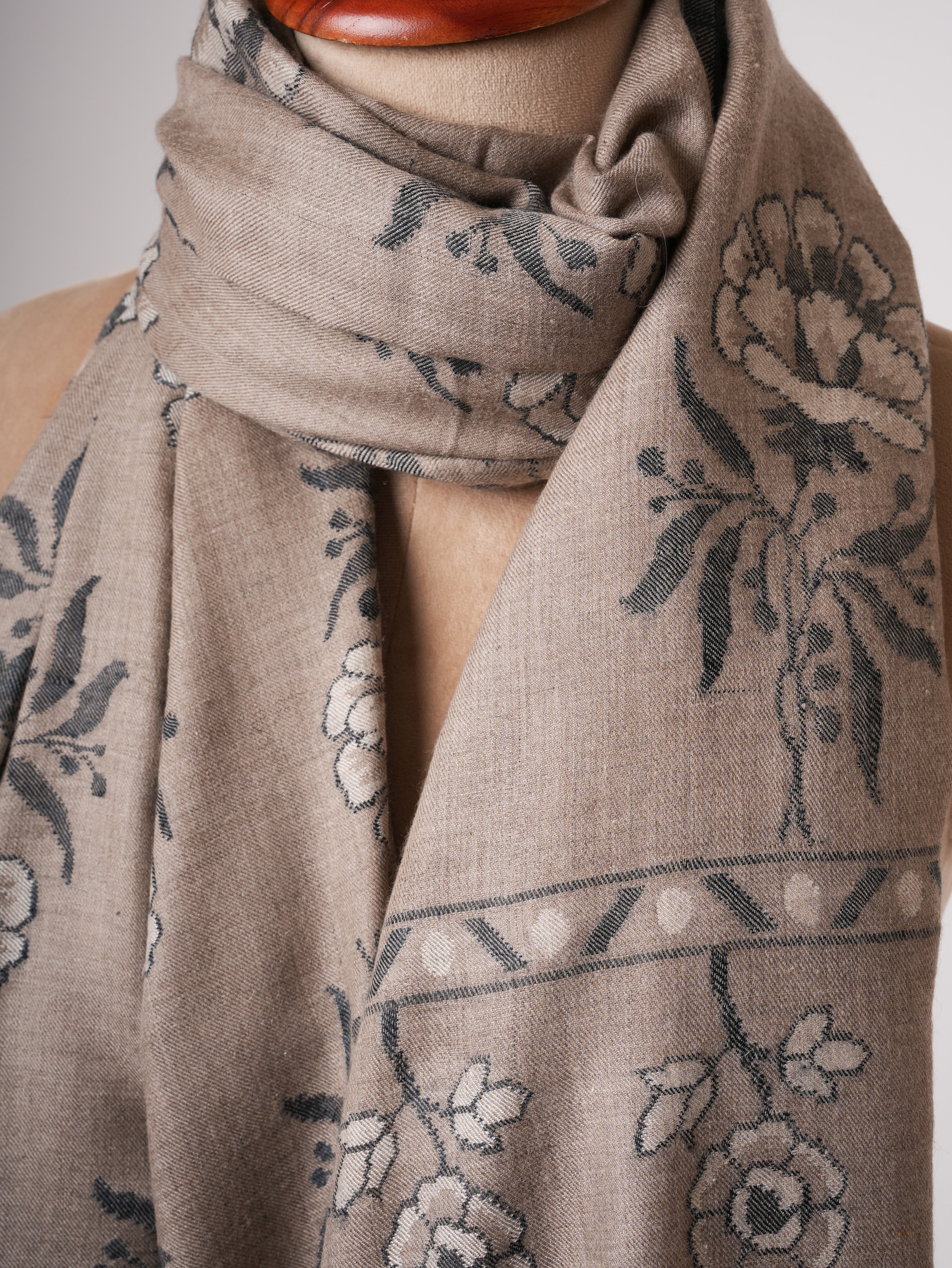 Sciallo di pashmina morbido Kani inondato a mano con motivi Mughal in bianco e nero