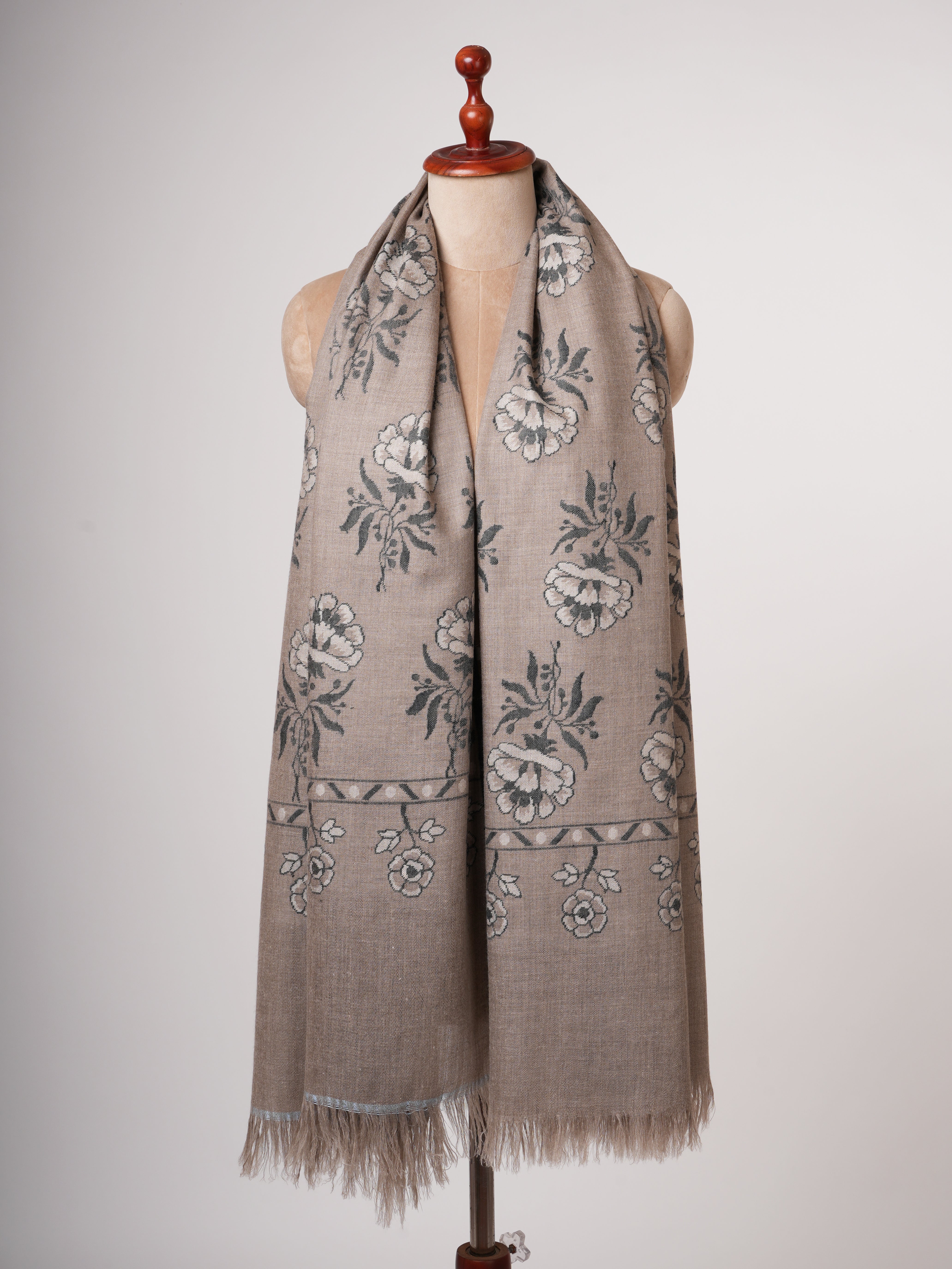 Sciallo di pashmina morbido Kani inondato a mano con motivi Mughal in bianco e nero