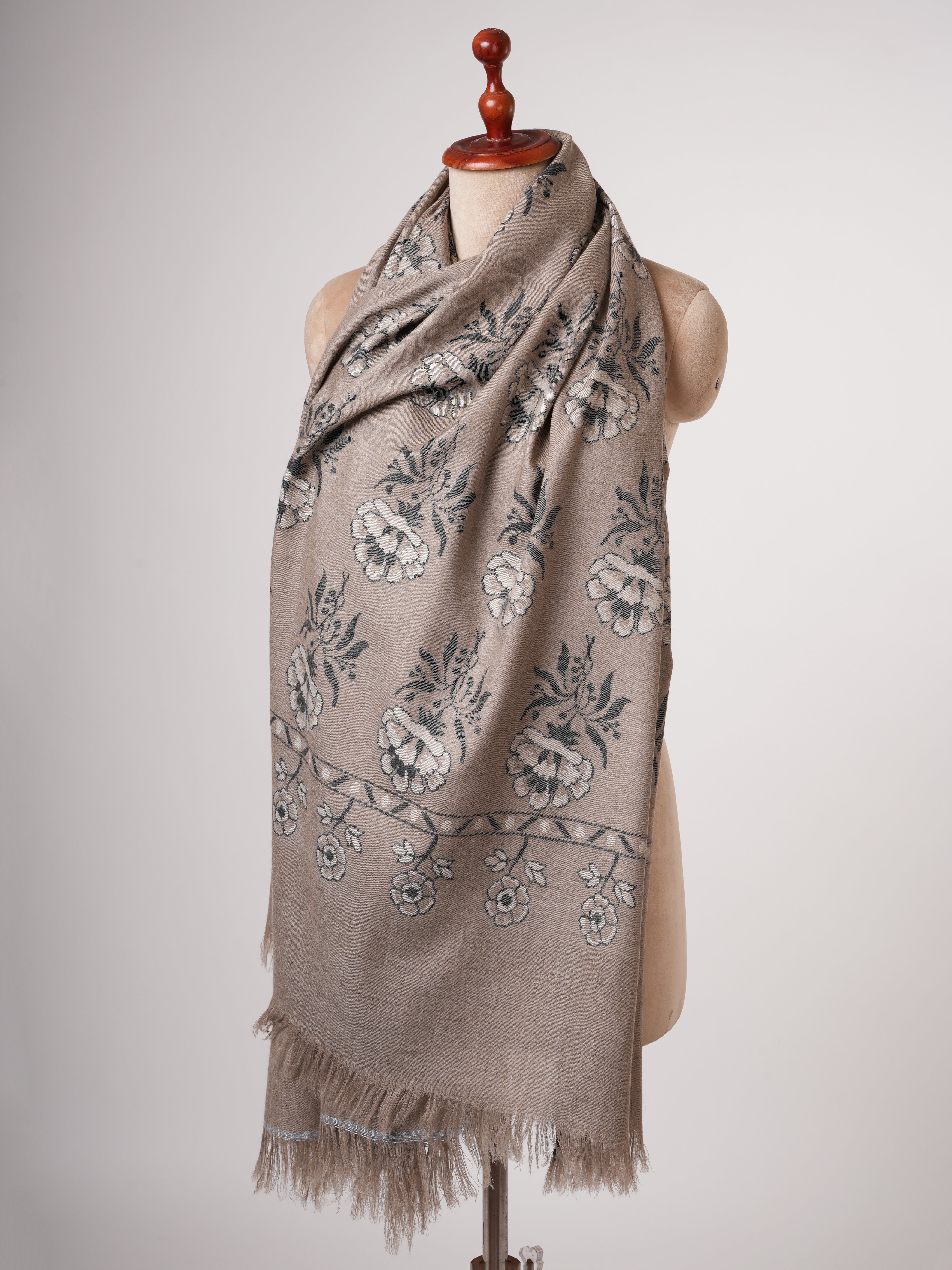 Sciallo di pashmina morbido Kani inondato a mano con motivi Mughal in bianco e nero