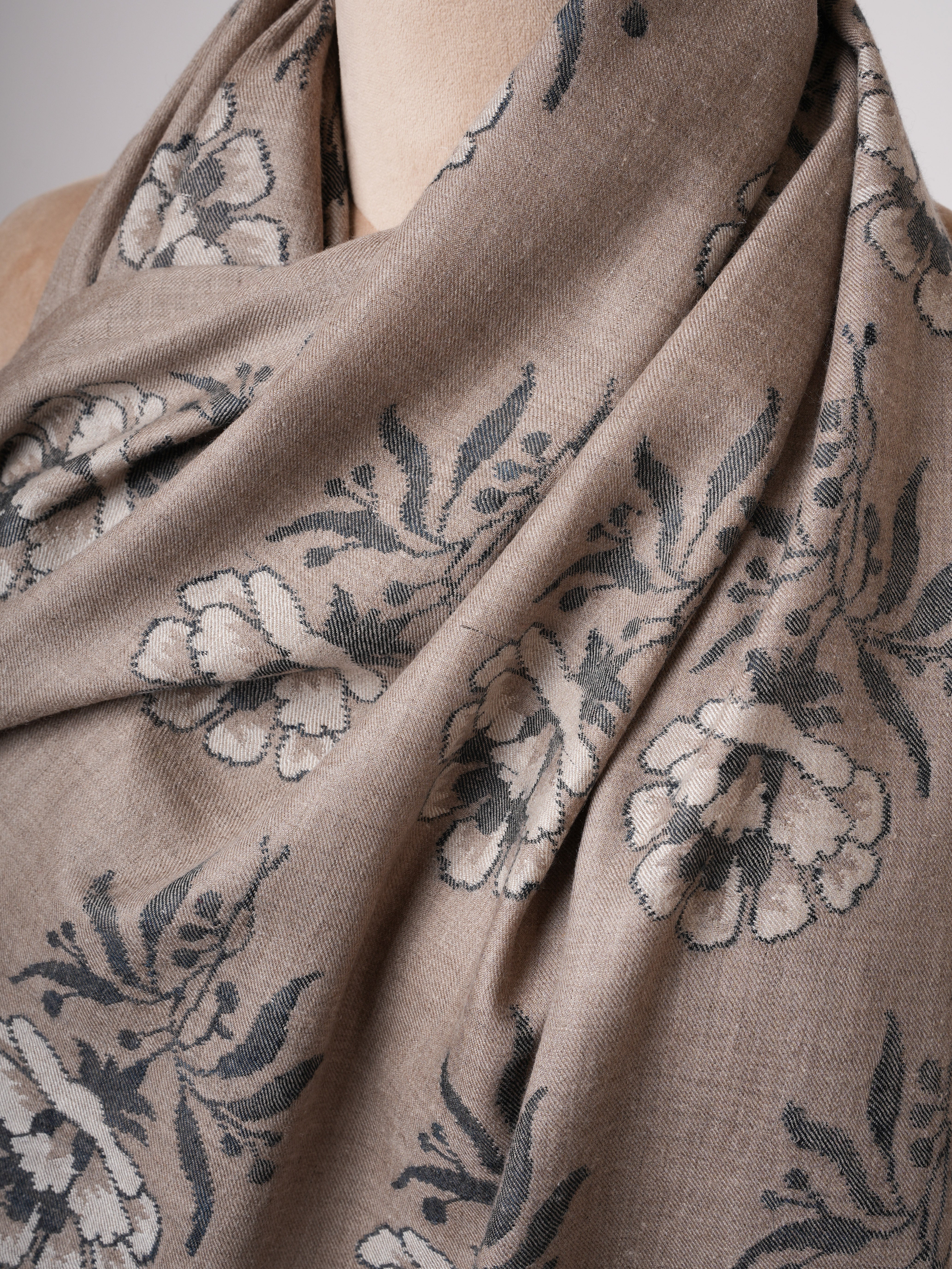 Sciallo di pashmina morbido Kani inondato a mano con motivi Mughal in bianco e nero