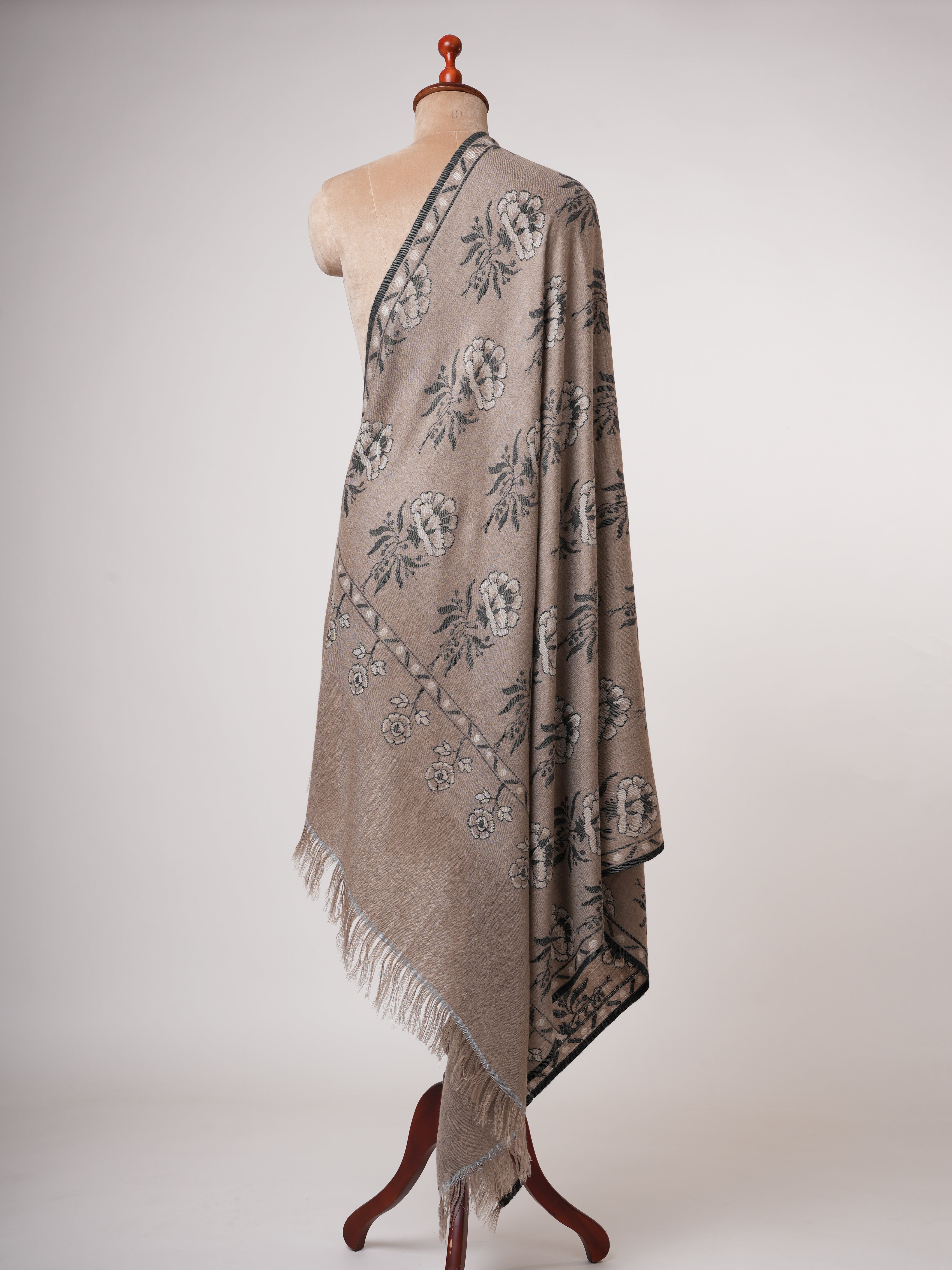 Sciallo di pashmina morbido Kani inondato a mano con motivi Mughal in bianco e nero
