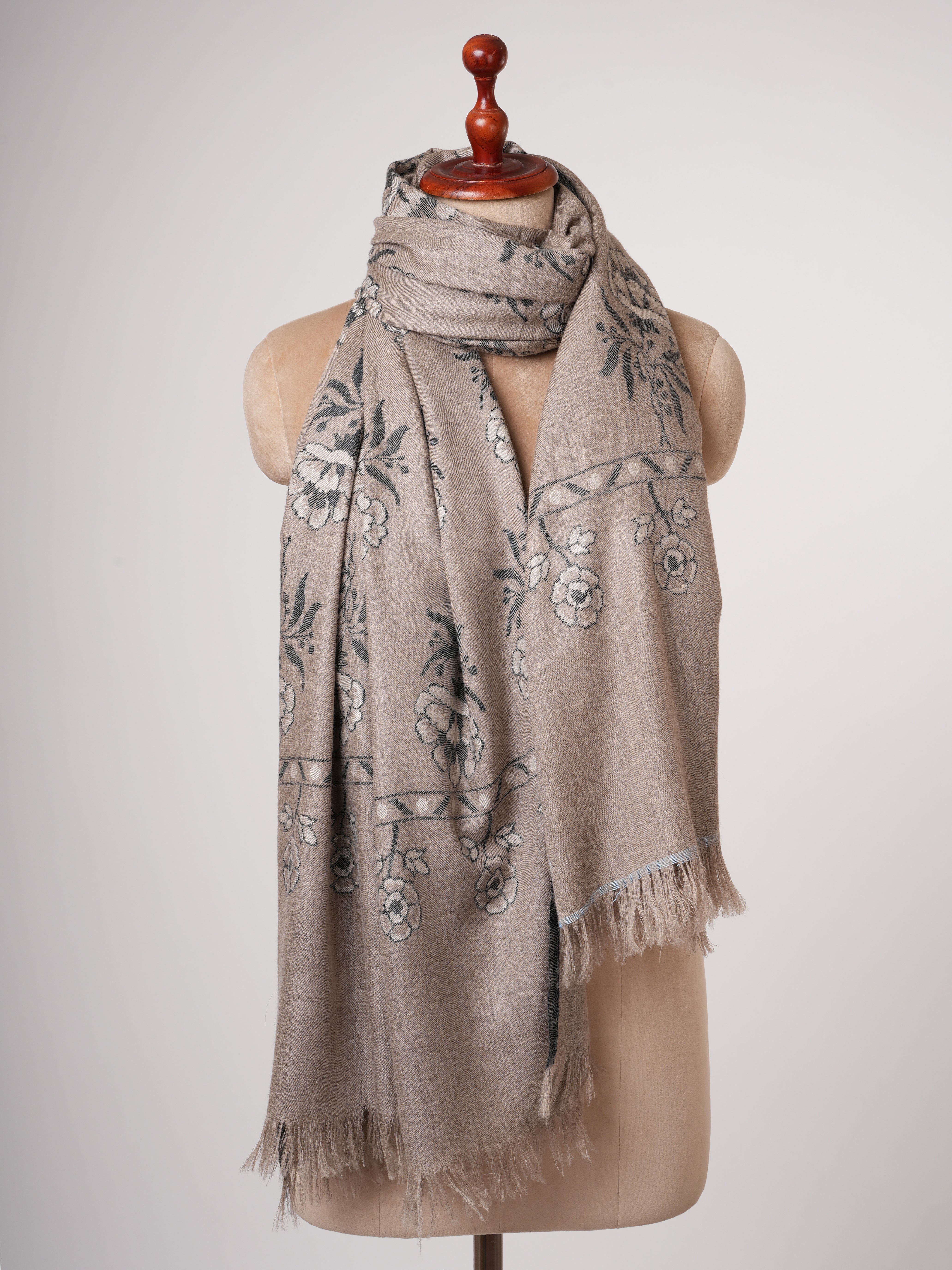 Sciallo di pashmina morbido Kani inondato a mano con motivi Mughal in bianco e nero