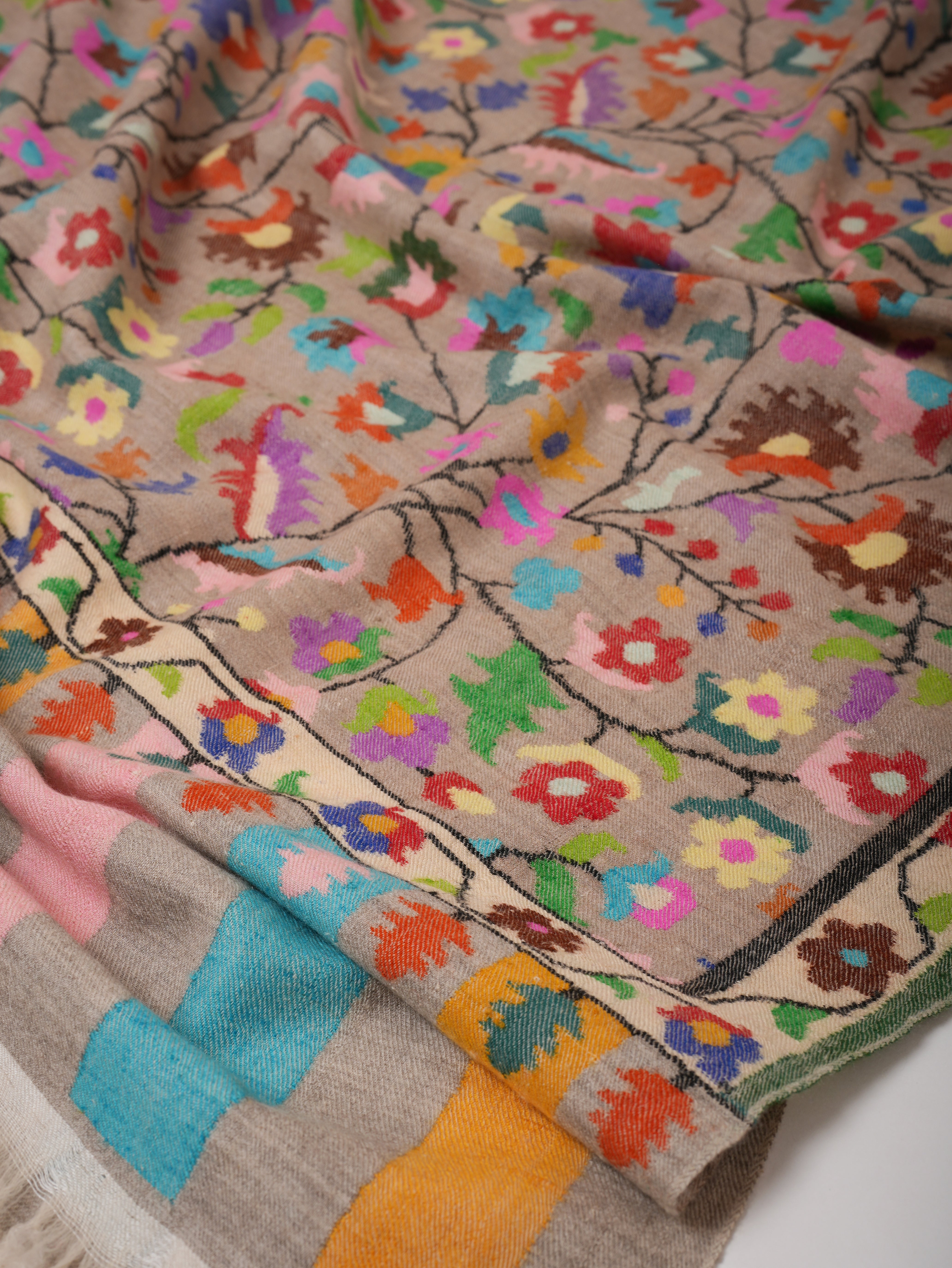 Châch de pashmina kani beige à la main avec motifs floraux élégants