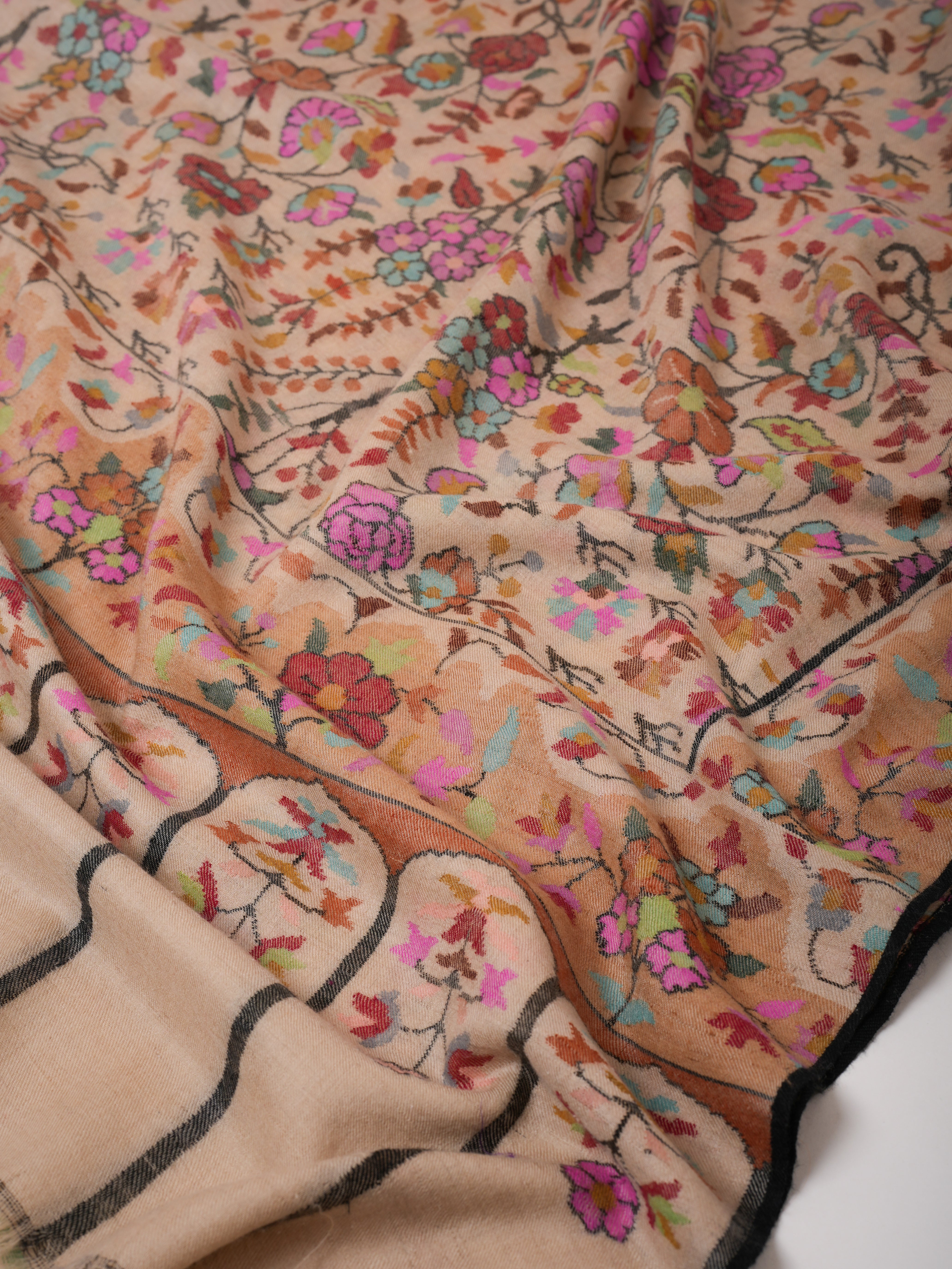 Fein handgewebte Creme Kani Pashmina -Schal mit Blumenmotiven und Umrissstickerei