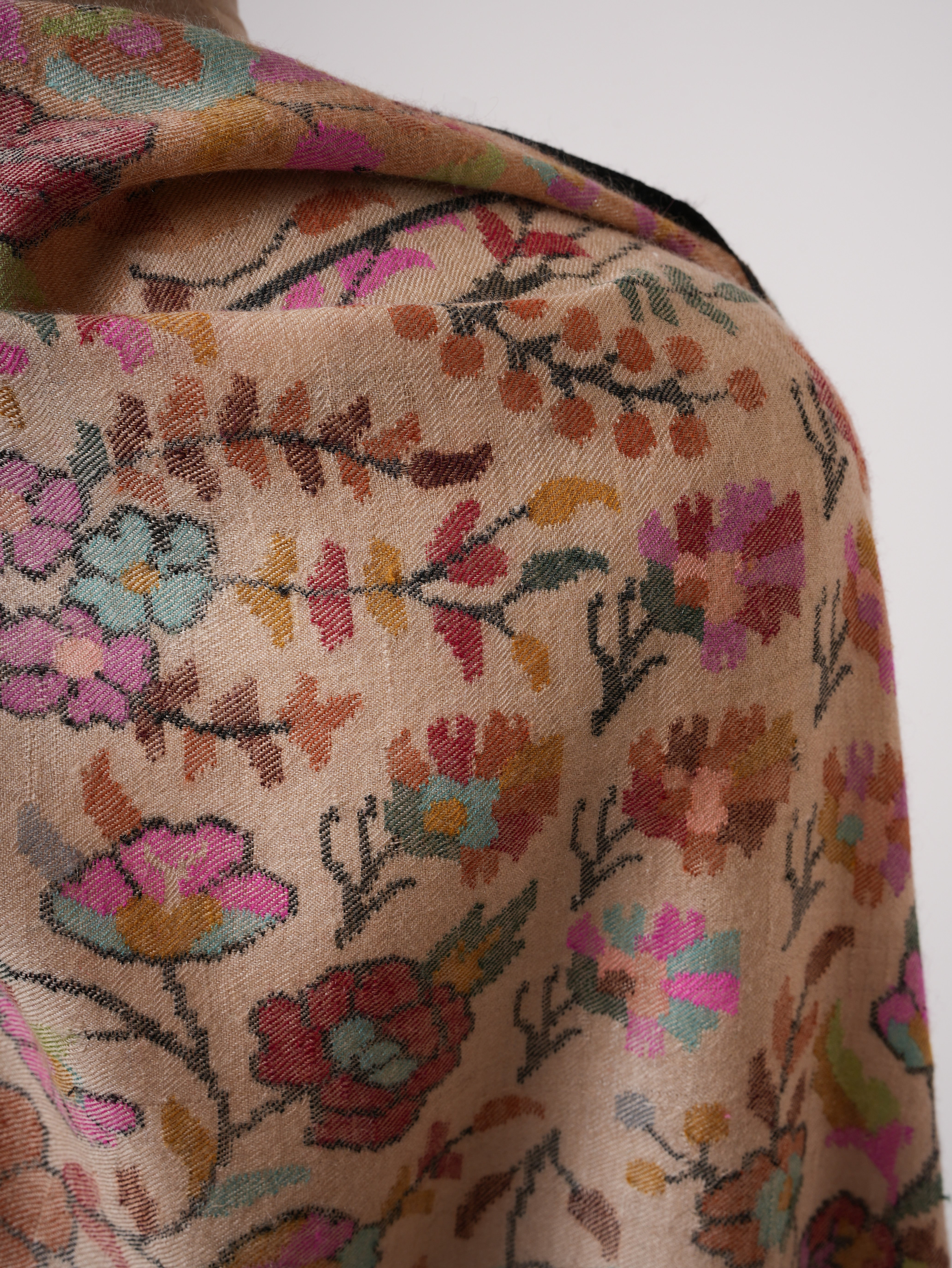 Fein handgewebte Creme Kani Pashmina -Schal mit Blumenmotiven und Umrissstickerei