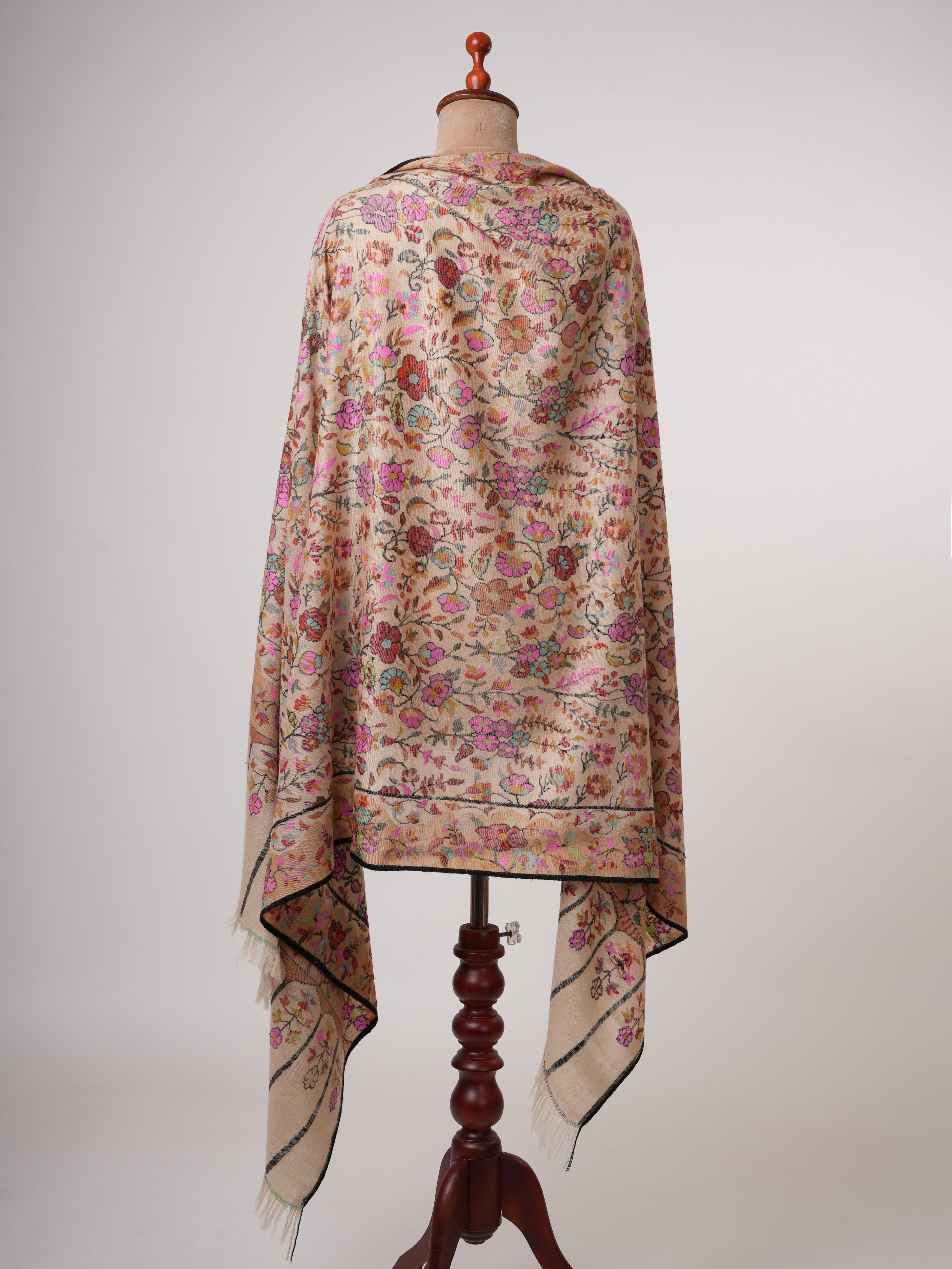 Fein handgewebte Creme Kani Pashmina -Schal mit Blumenmotiven und Umrissstickerei