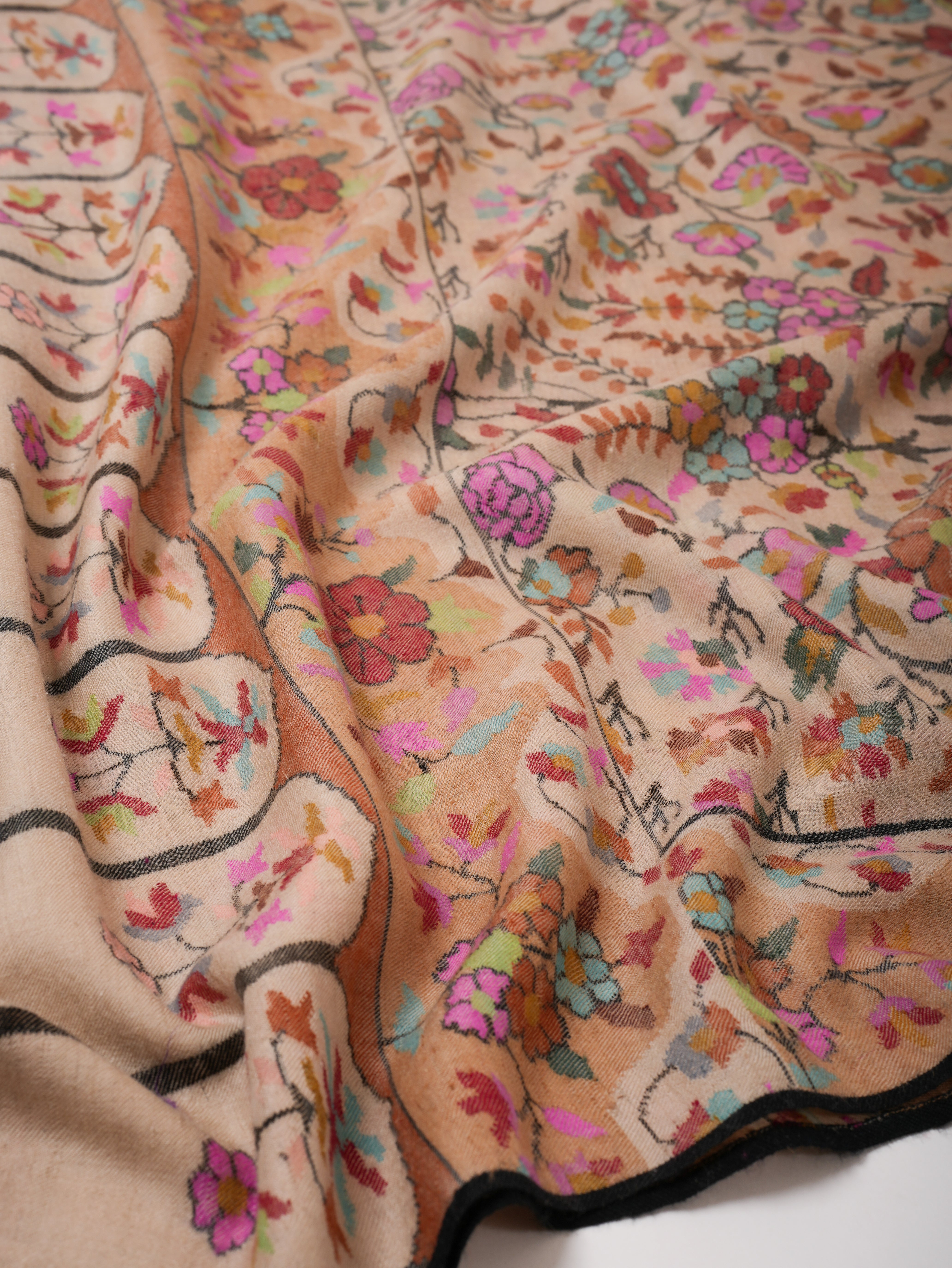 Fein handgewebte Creme Kani Pashmina -Schal mit Blumenmotiven und Umrissstickerei