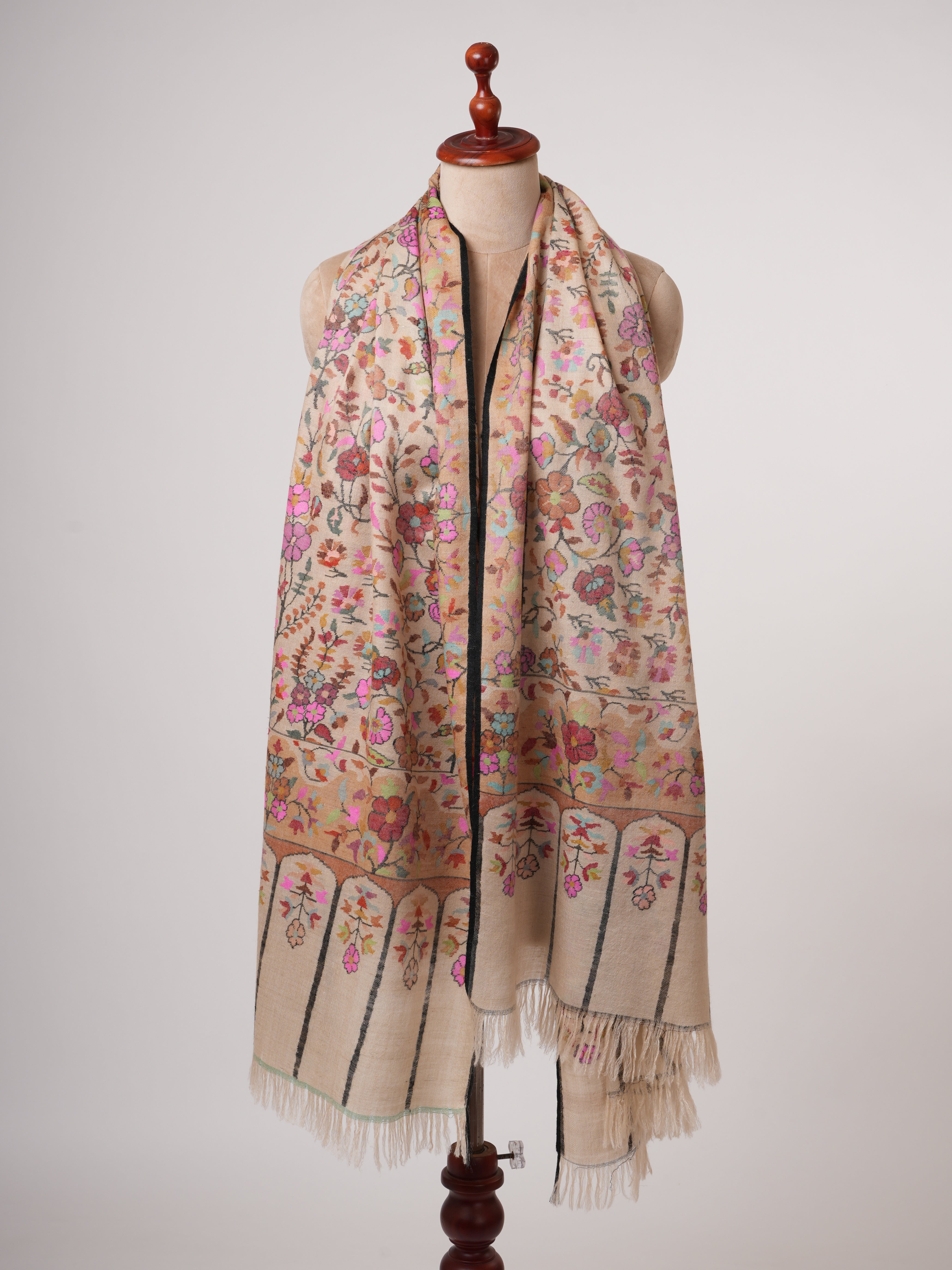 Fein handgewebte Creme Kani Pashmina -Schal mit Blumenmotiven und Umrissstickerei