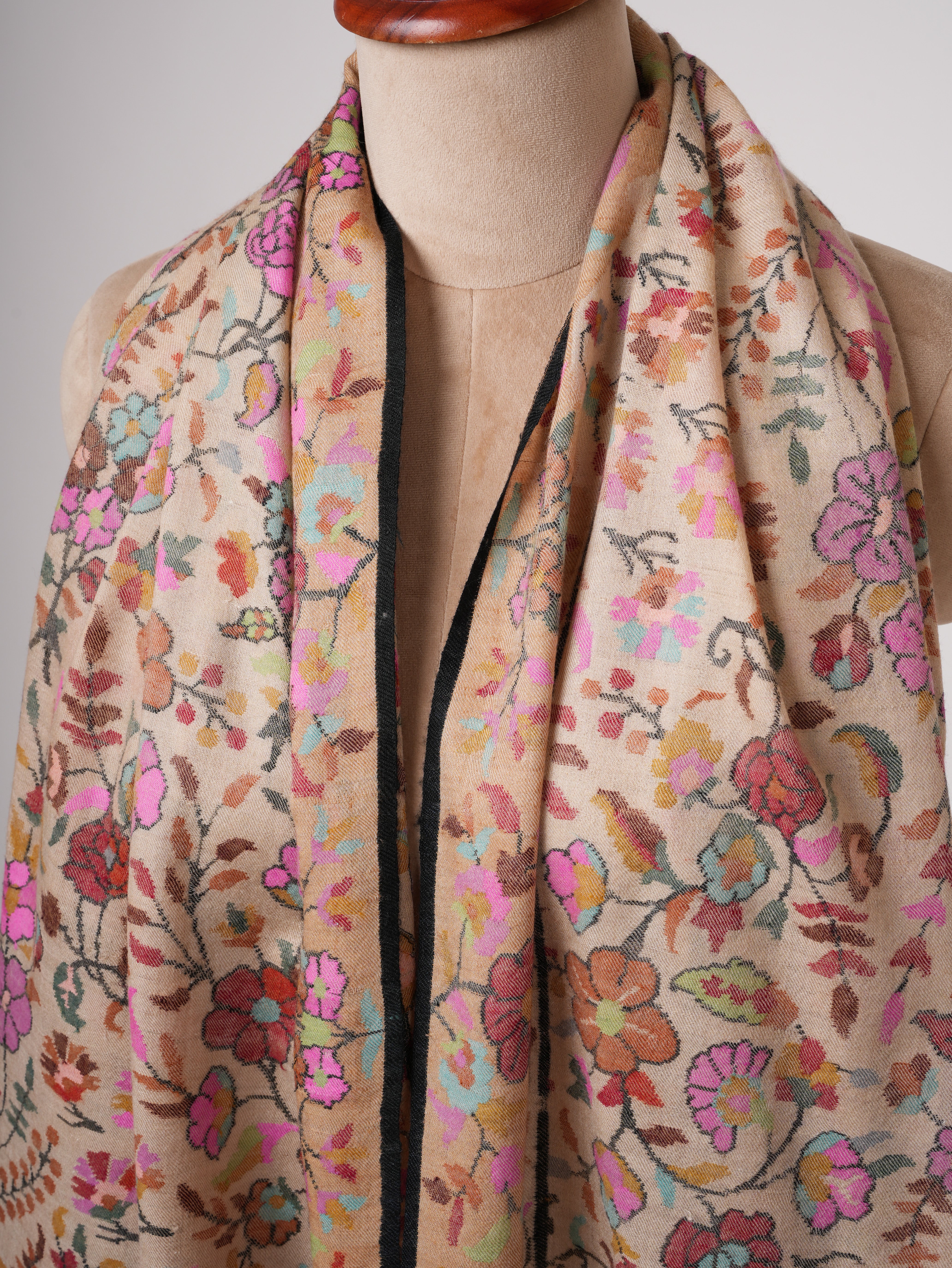 Fein handgewebte Creme Kani Pashmina -Schal mit Blumenmotiven und Umrissstickerei