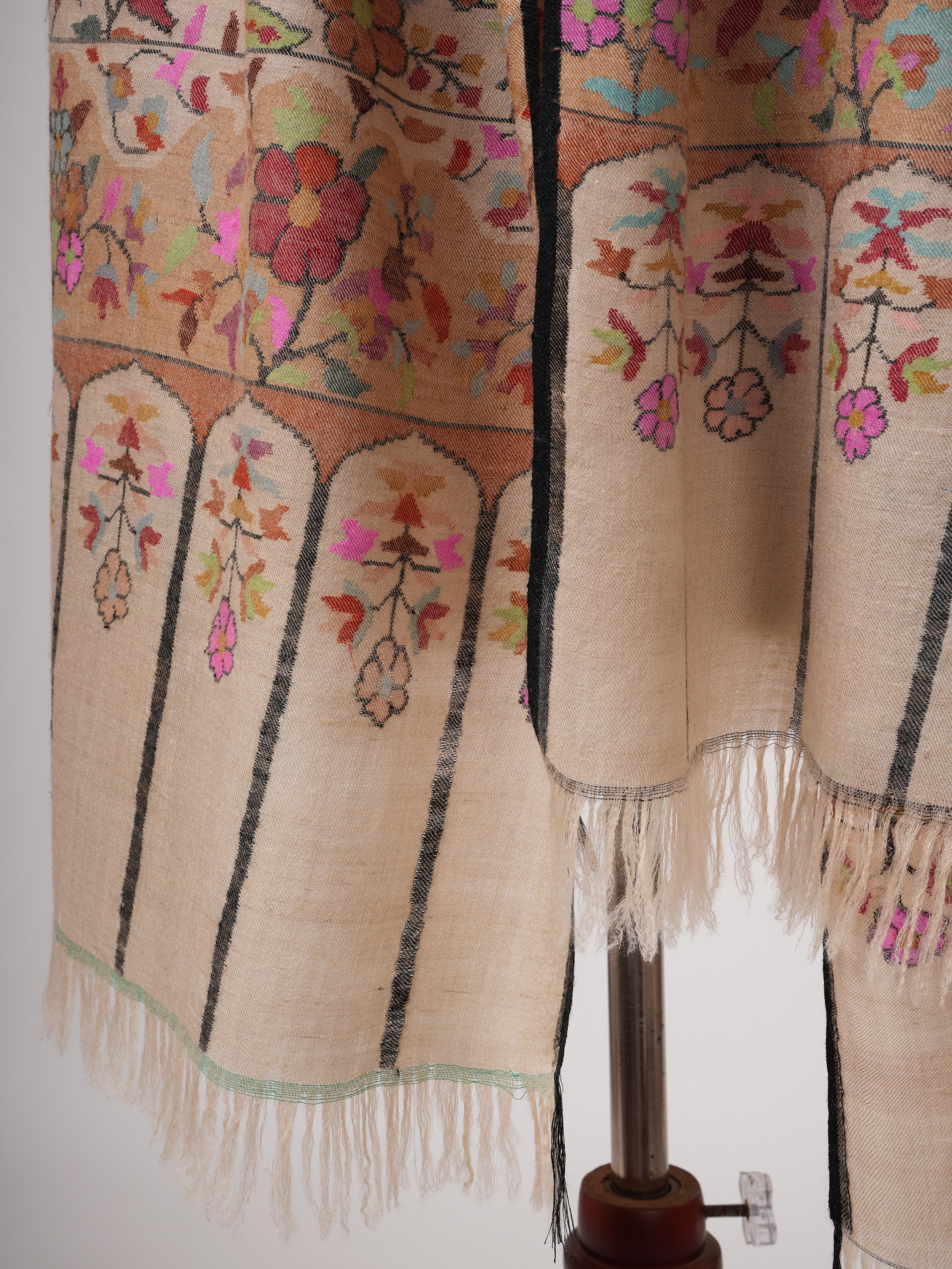 Fein handgewebte Creme Kani Pashmina -Schal mit Blumenmotiven und Umrissstickerei