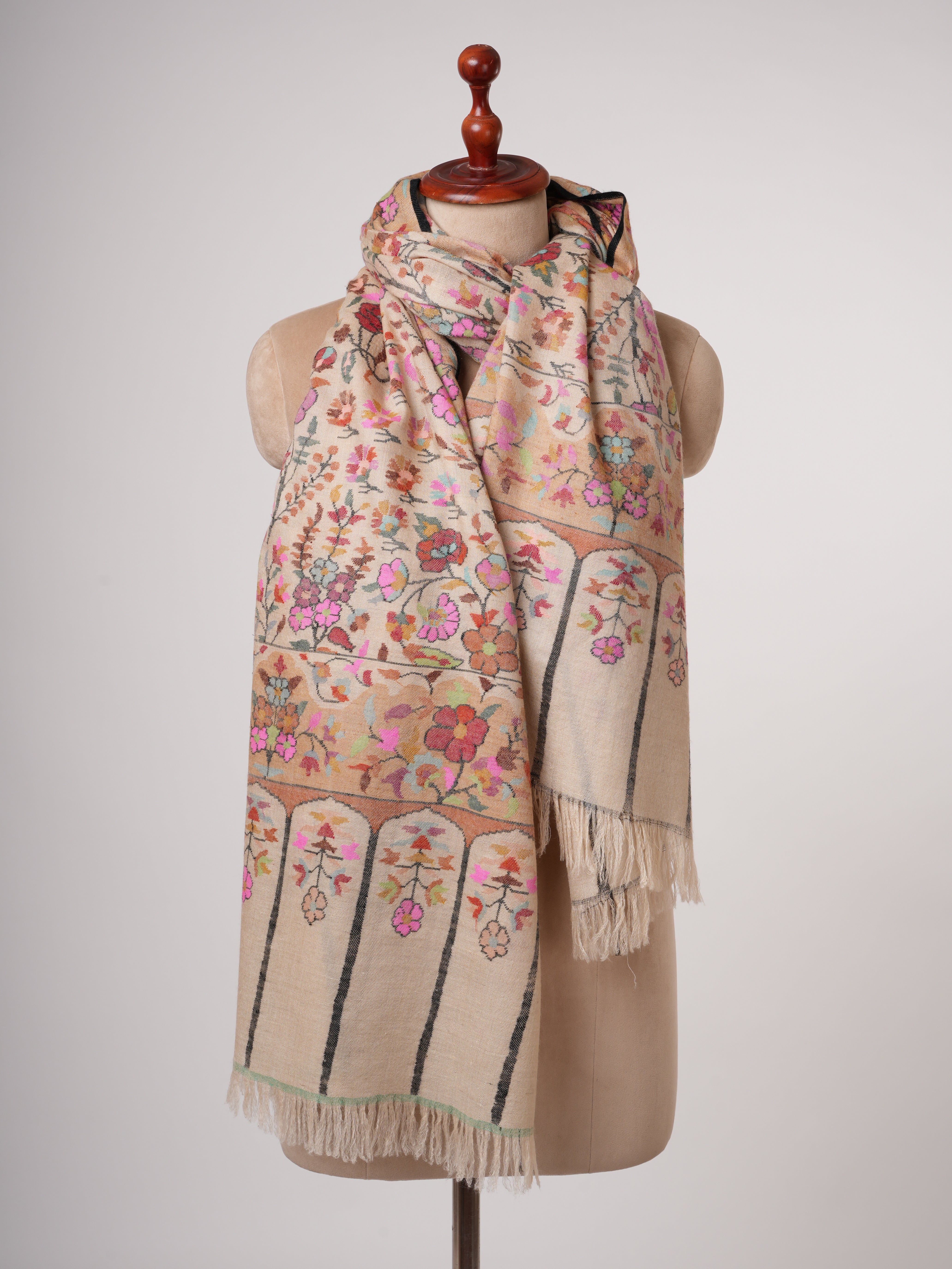 Fein handgewebte Creme Kani Pashmina -Schal mit Blumenmotiven und Umrissstickerei