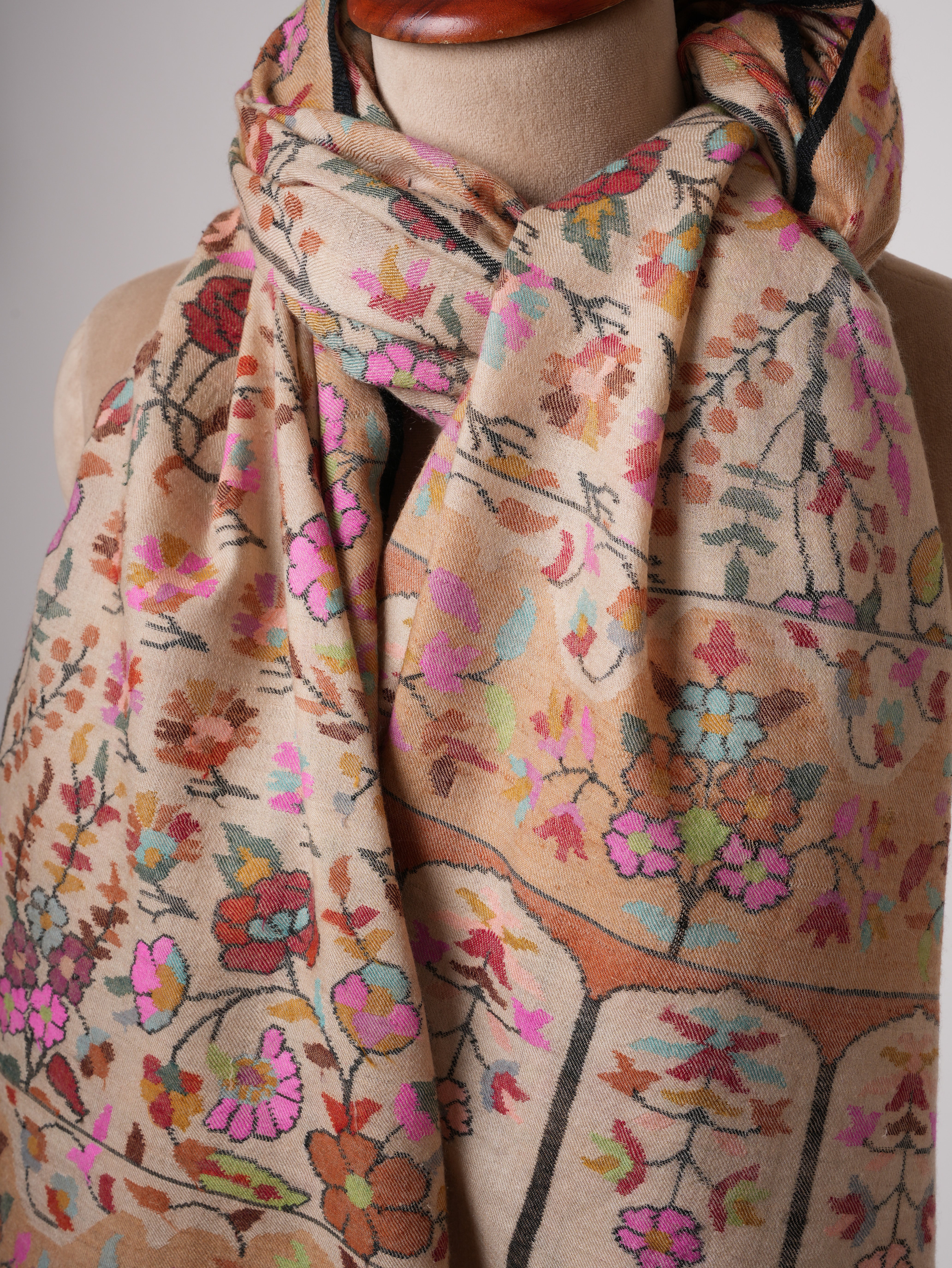 Fein handgewebte Creme Kani Pashmina -Schal mit Blumenmotiven und Umrissstickerei