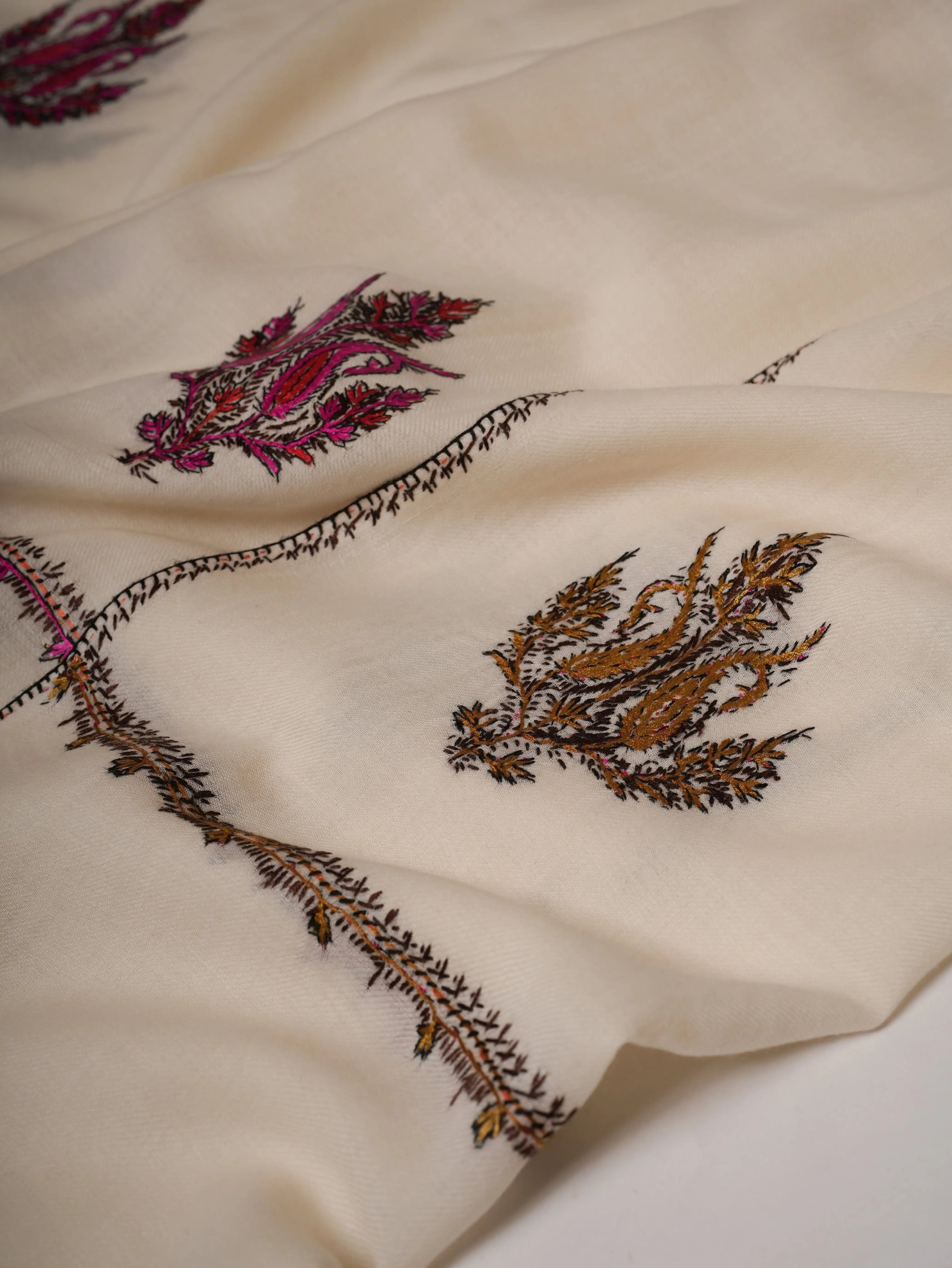 White Aksi Hand Embroidered Fine Wool Shawl Shahkaar