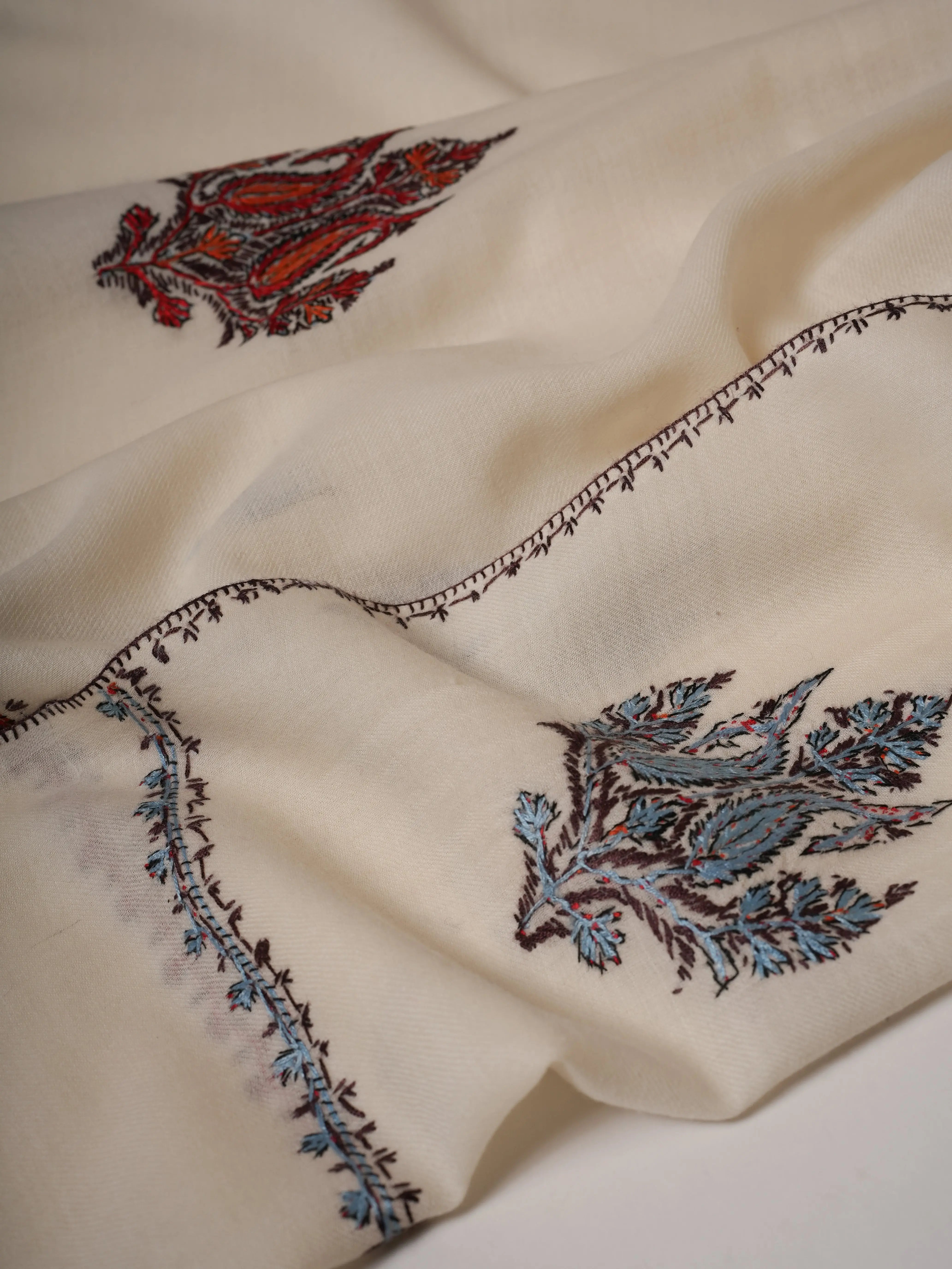 Aksi Hand Embroidered Fine Wool White Shawl Shahkaar