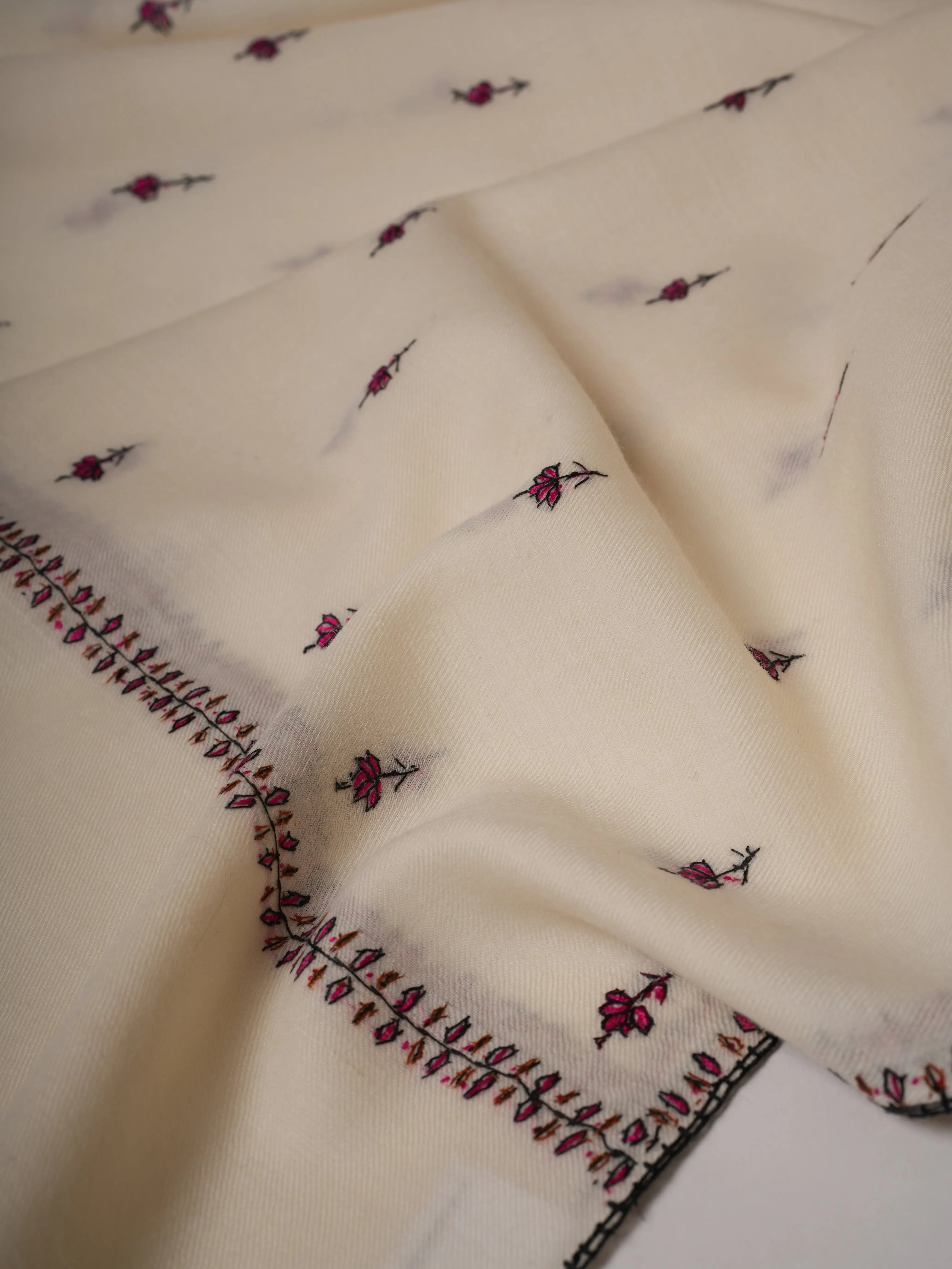 Ivory Machie Booti Fine Wool Hand Embroidery Shawl Shahkaar