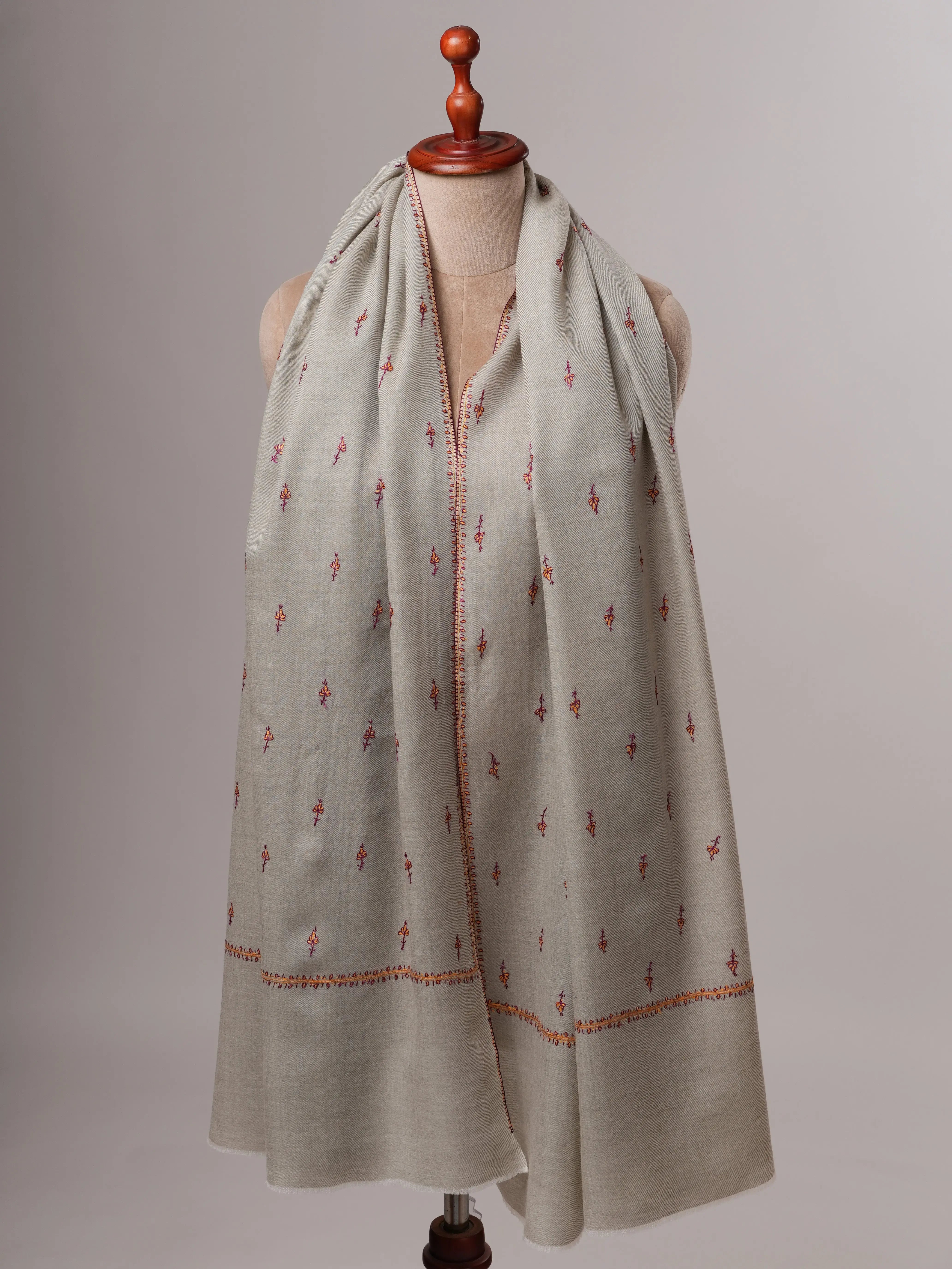 Handcrafted Grey Wool Shawl Featuring Intricate Machie Booti Motifs Shahkaar