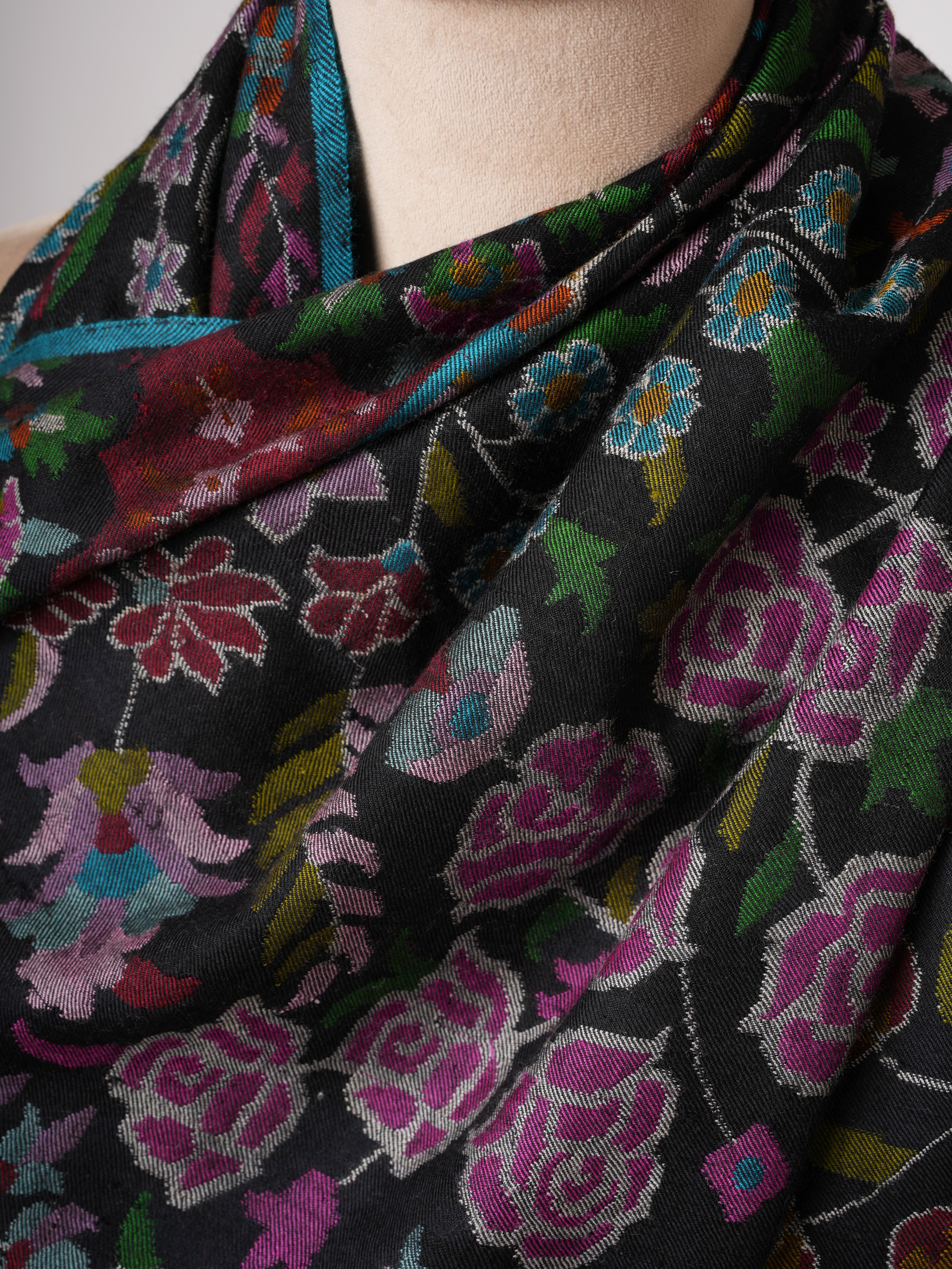 Black Kashmir Kani Weave Pashmina Shawl - Patrimonio in tessuto a mano