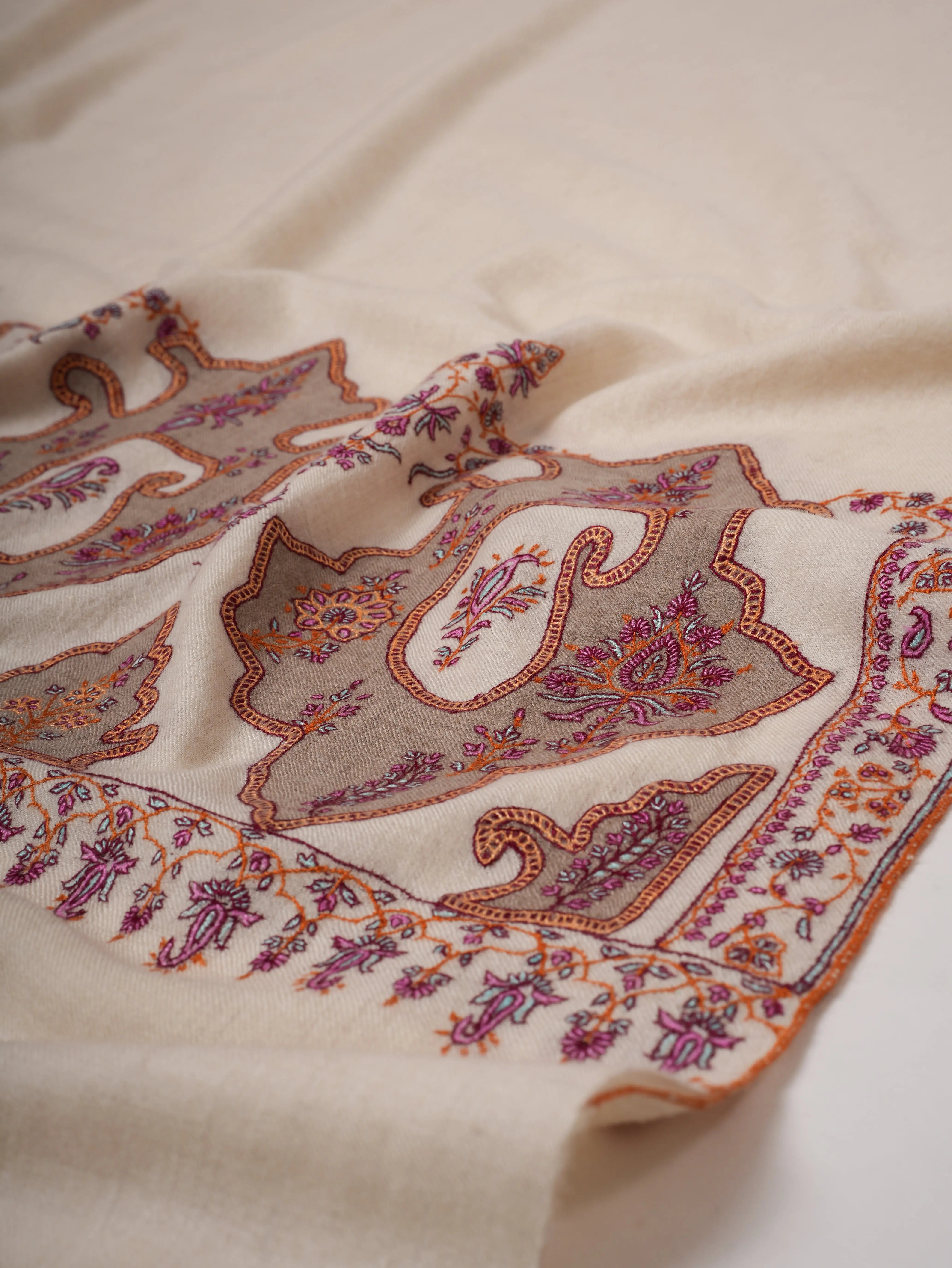 Ivory Pashmina Shawl – Paisley Patched Palla with Hand Embroidery Shahkaar