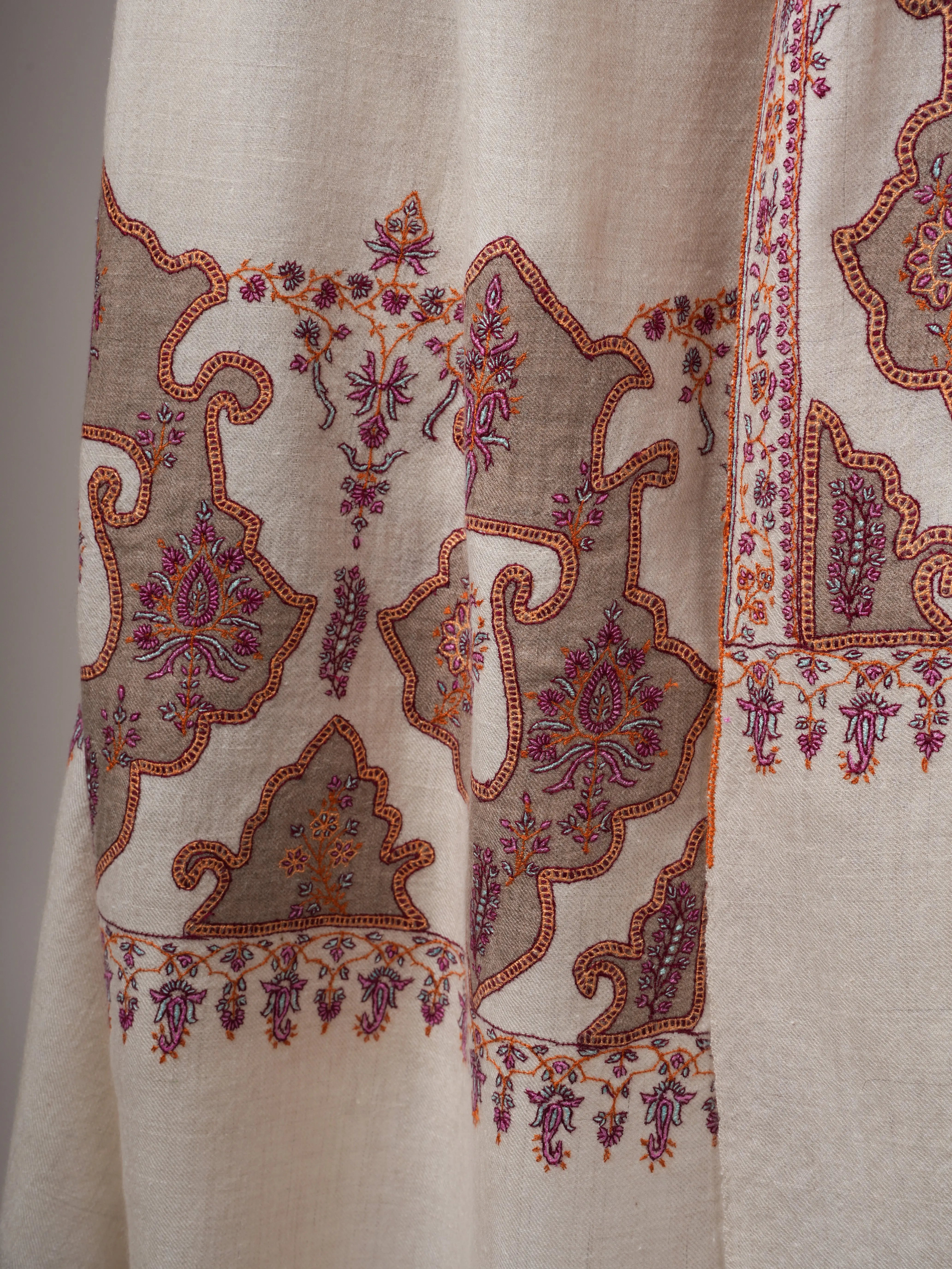 Ivory Pashmina Shawl – Paisley Patched Palla with Hand Embroidery Shahkaar