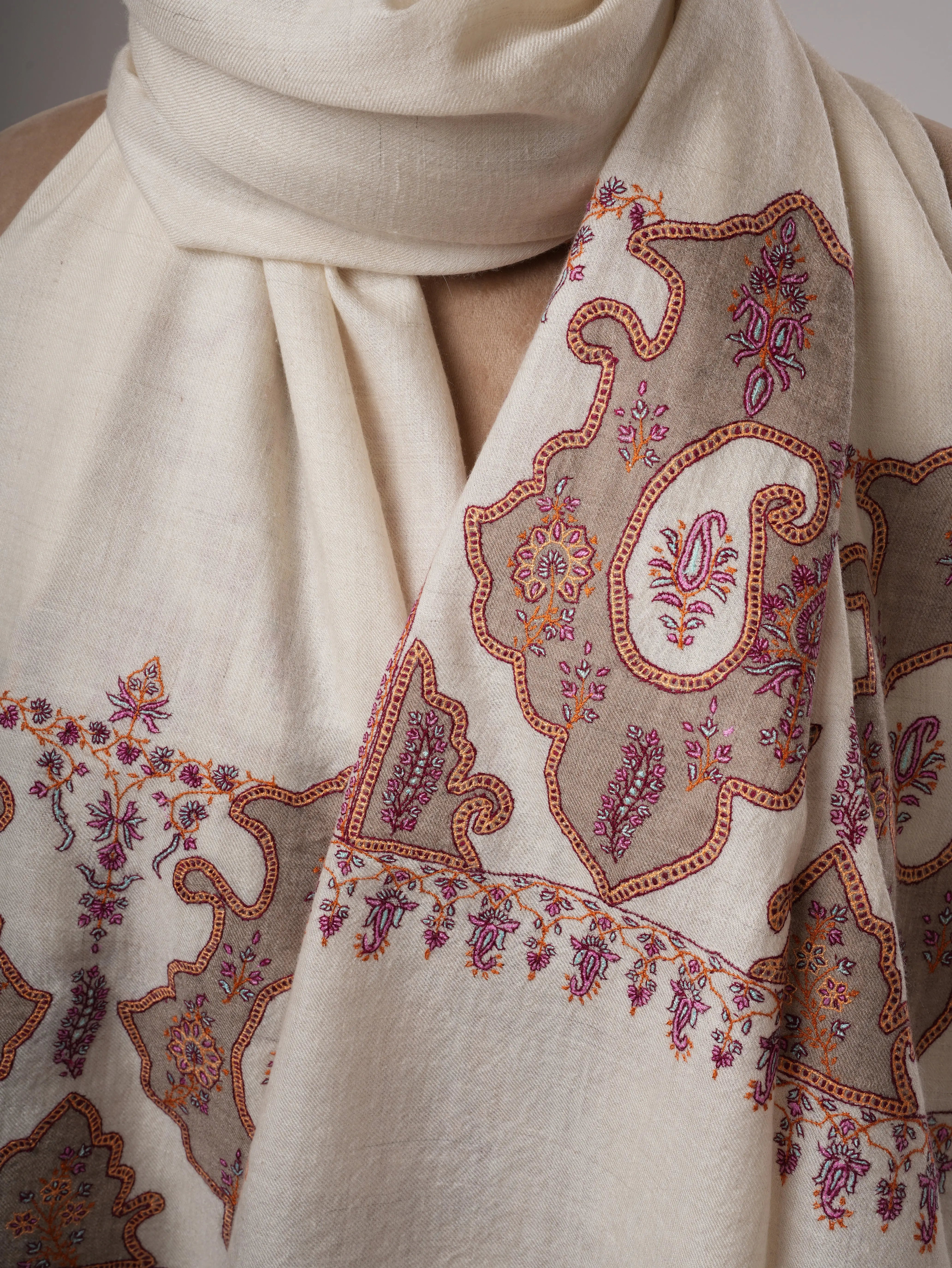 Ivory Pashmina Shawl – Paisley Patched Palla with Hand Embroidery Shahkaar