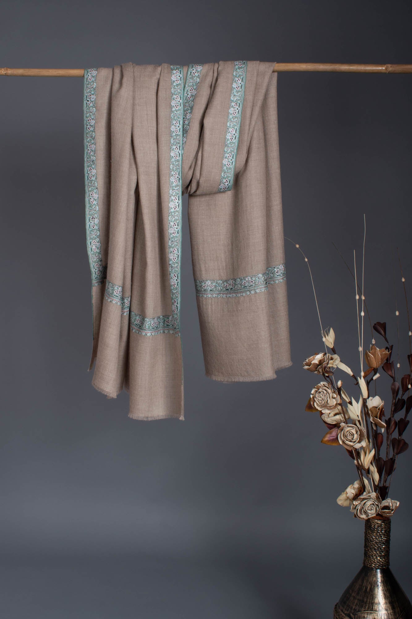 Scarf di pashmina grigio con il ricamo Kashmir in una sottile tonalità blu - Pembroke