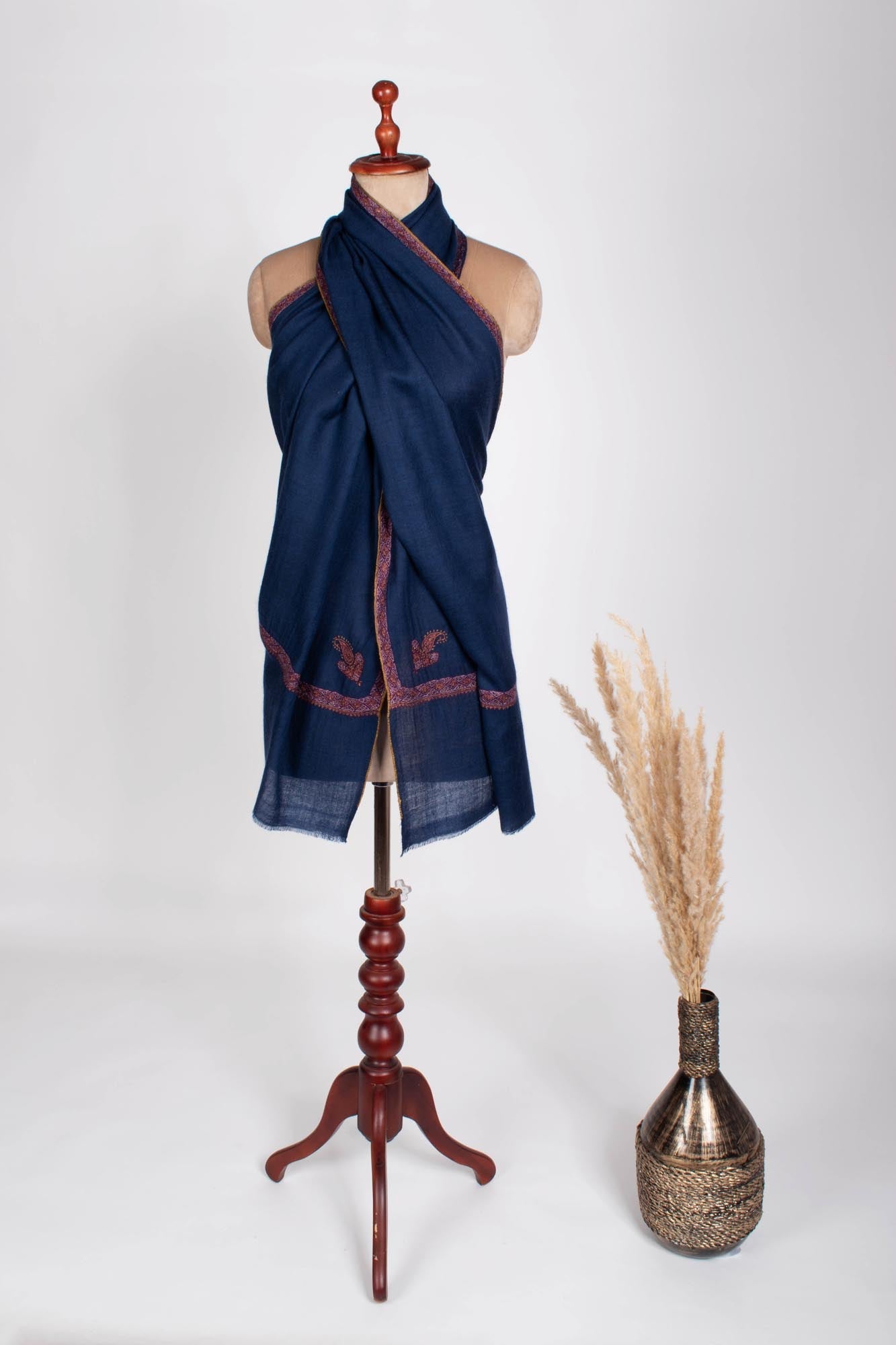 Sciarpa di cashmere ricamato a blu