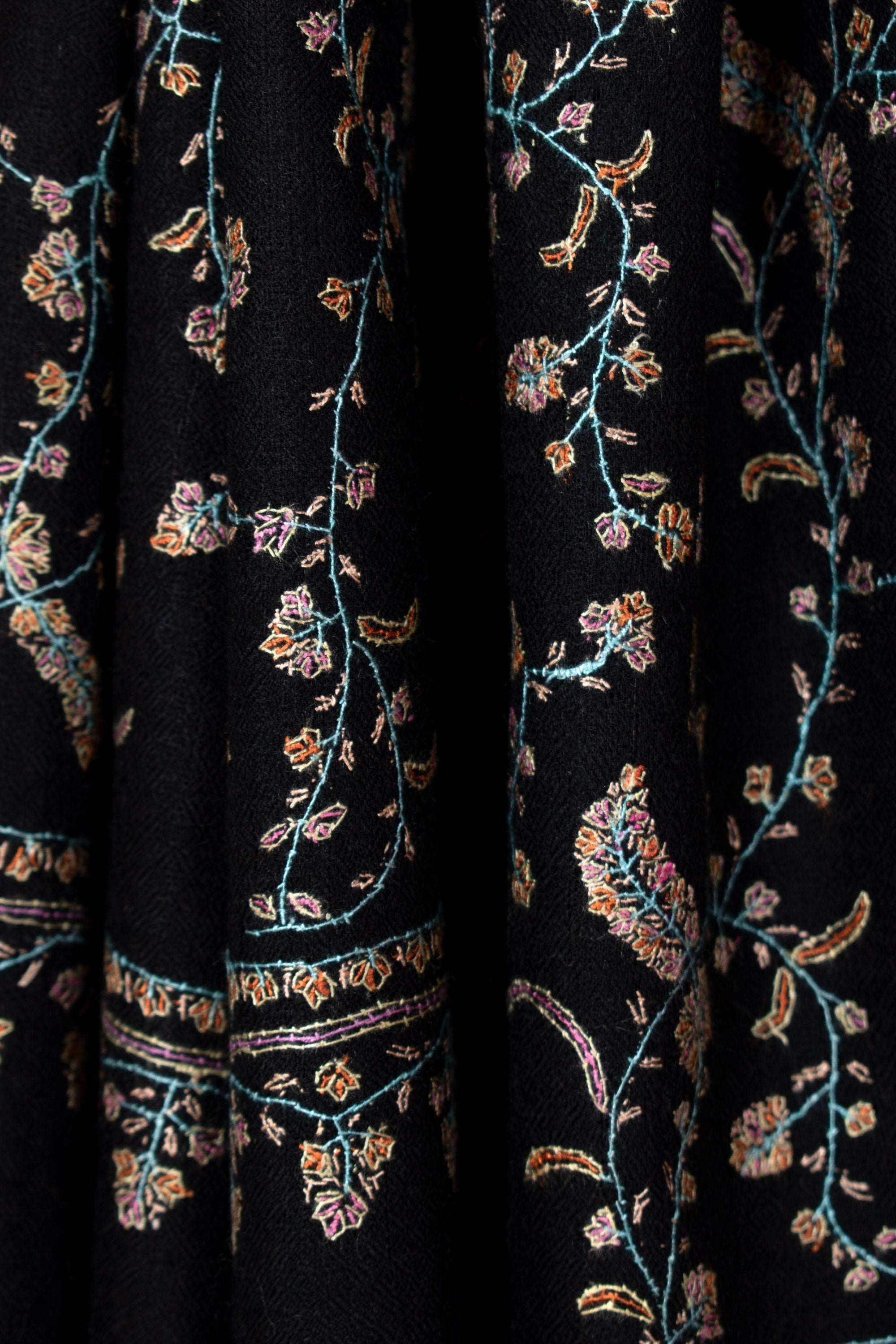 Sciarpa Pashmina Jaaldaar Kashmir ricamata, involucro nero, 28x80"