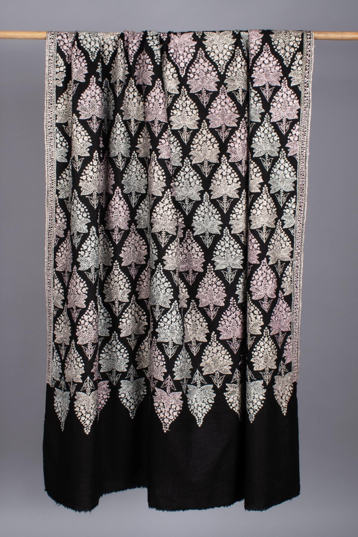 Scialle di pashmina nera adornata con ricami vibranti - Napier