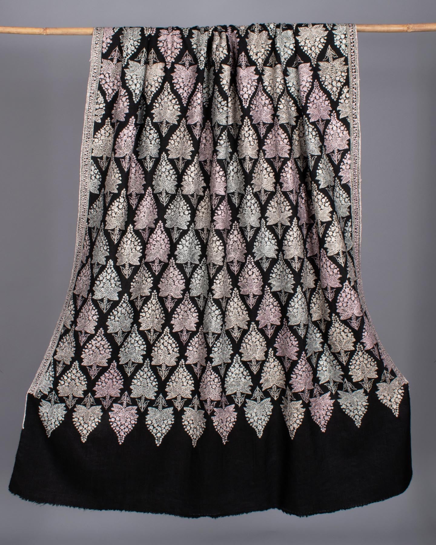 Scialle di pashmina nera adornata con ricami vibranti - Napier