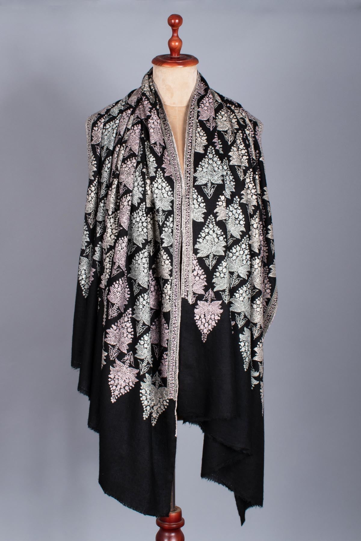 Scialle di pashmina nera adornata con ricami vibranti - Napier