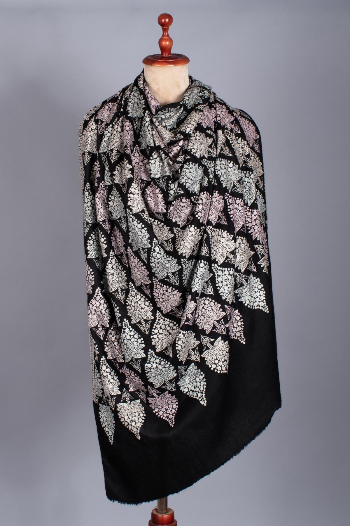 Scialle di pashmina nera adornata con ricami vibranti - Napier