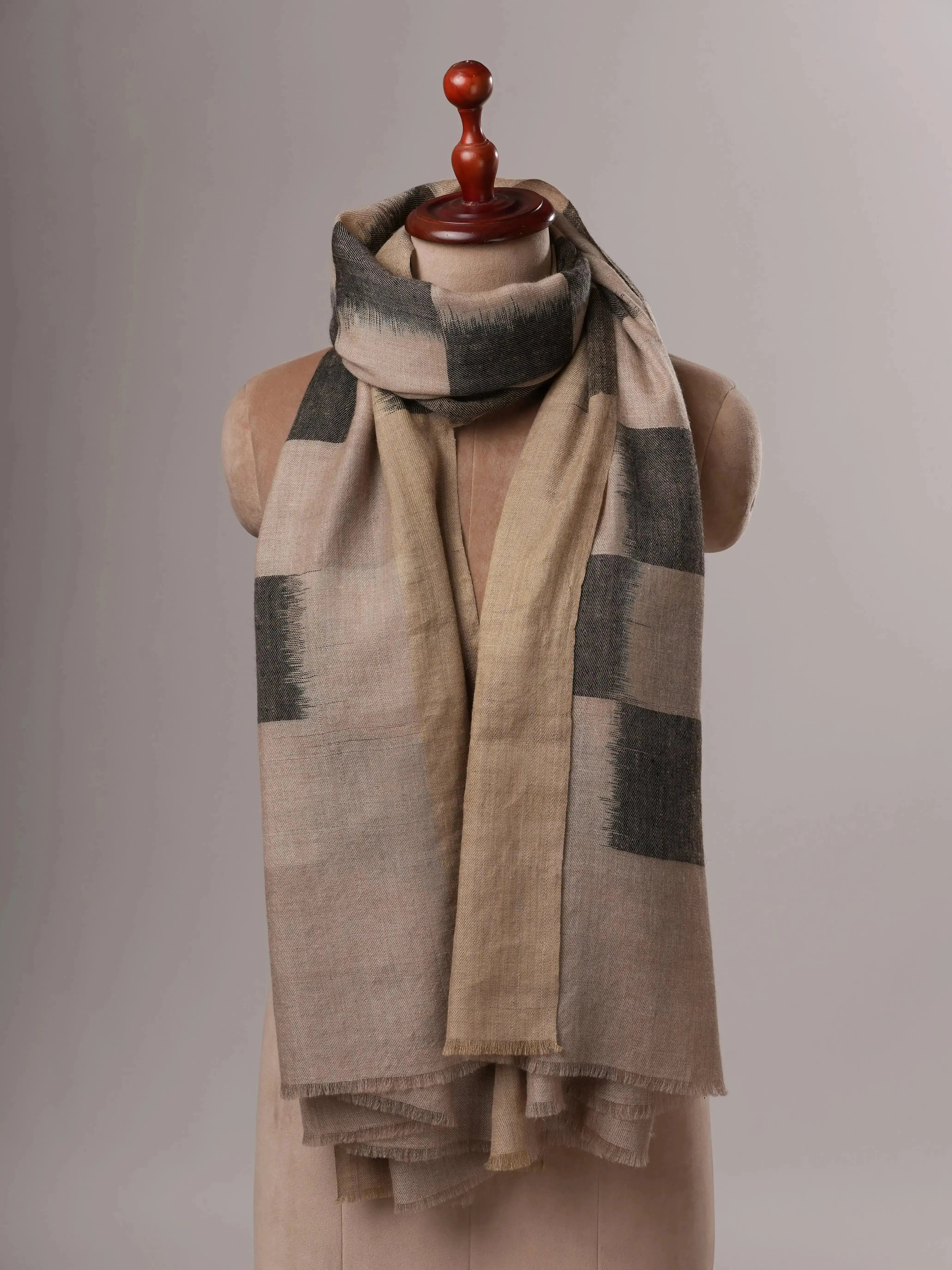 Scialle Pashmina Ikat artigianale con sottili dettagli Zari