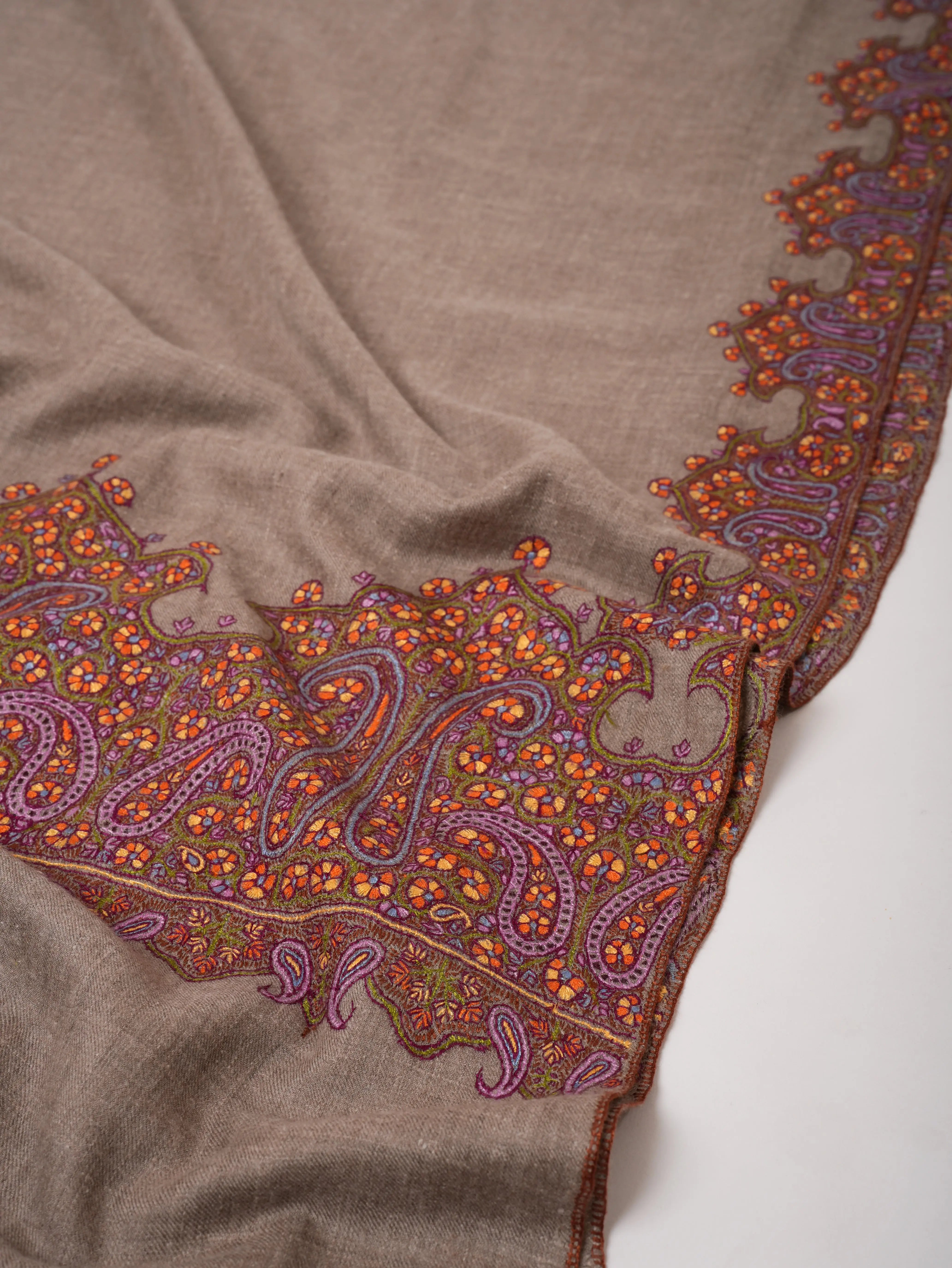 Classic Kalandaur Pure Pashmina Shawl with Fine Sozni Embroidery – Handcrafted Heritage Shahkaar