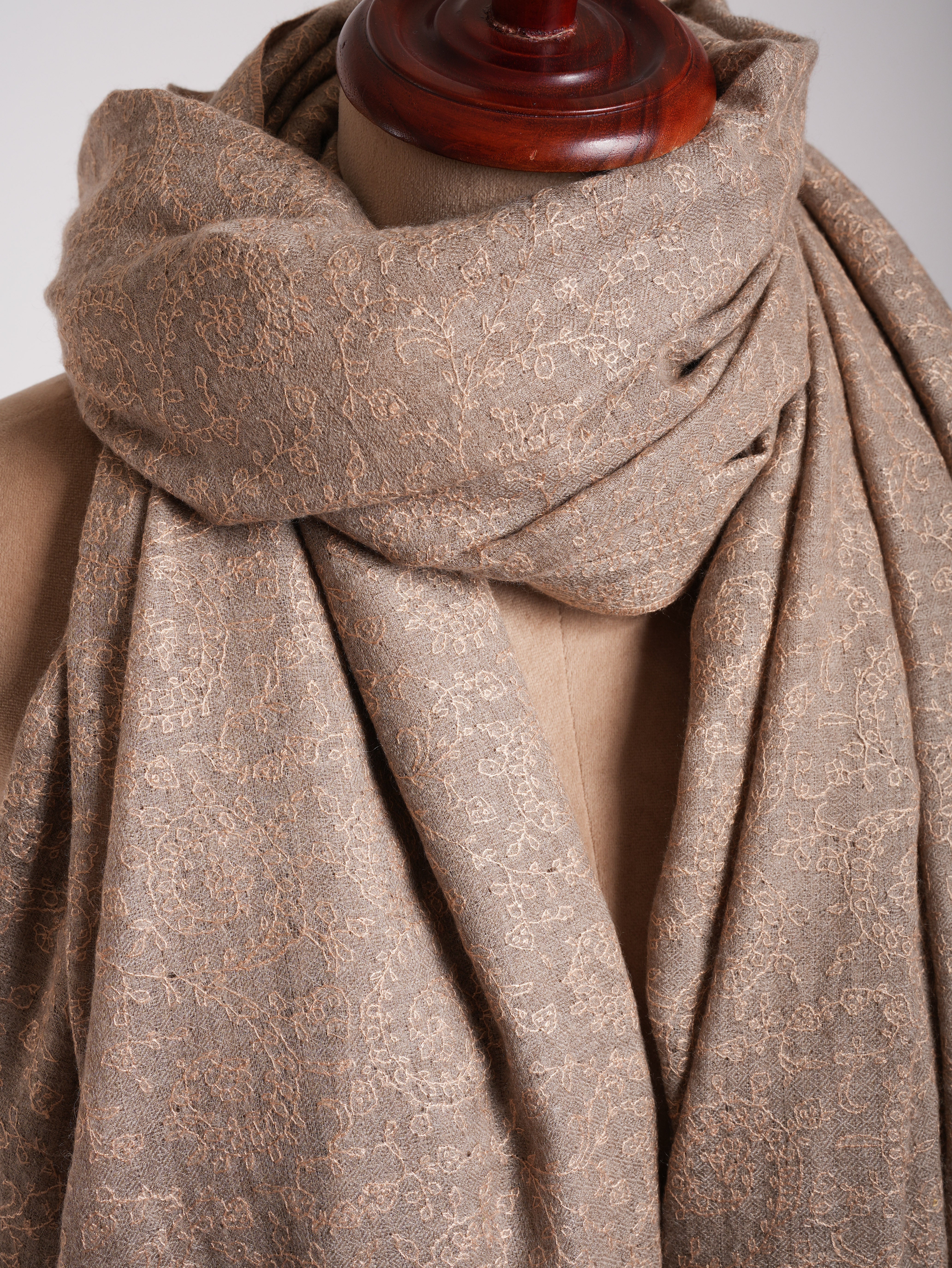 Sperriger, naturgrauer Sozni-bestickter Pashmina-Schal