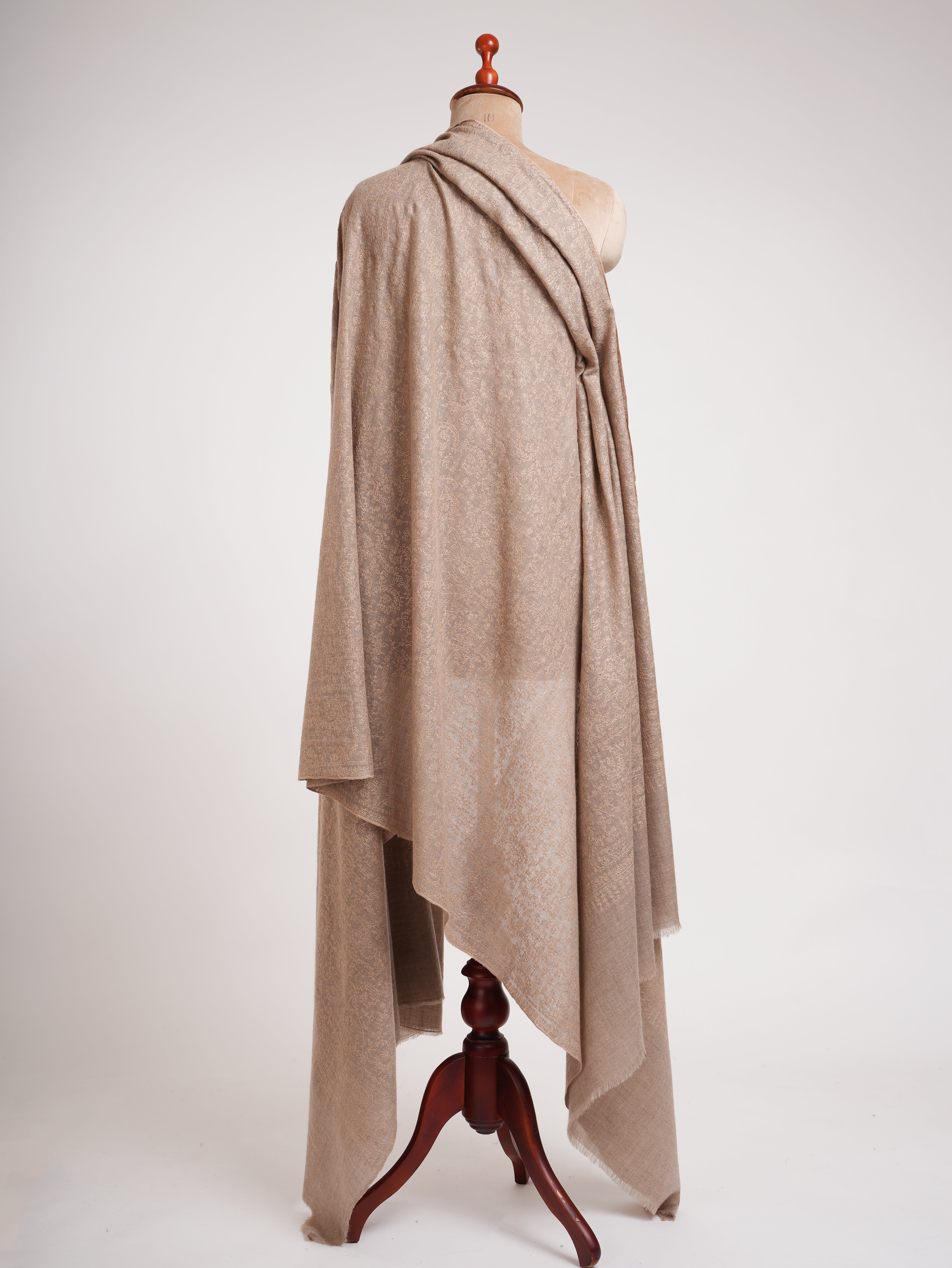 Sperriger, naturgrauer Sozni-bestickter Pashmina-Schal