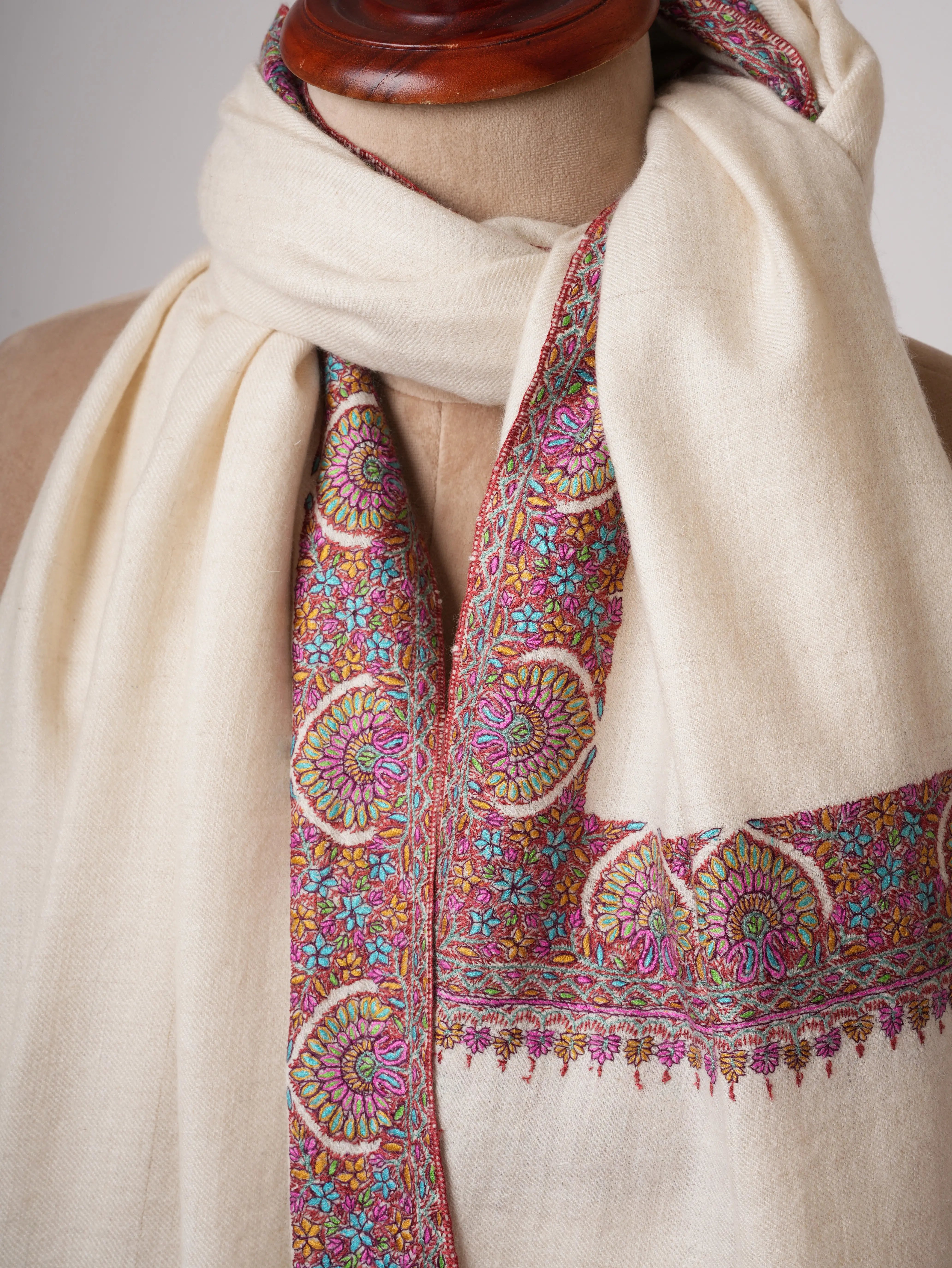 GI Certified Ivory Pashmina Shawl – Handspun with Neemdaur Sozni Embroidery Shahkaar