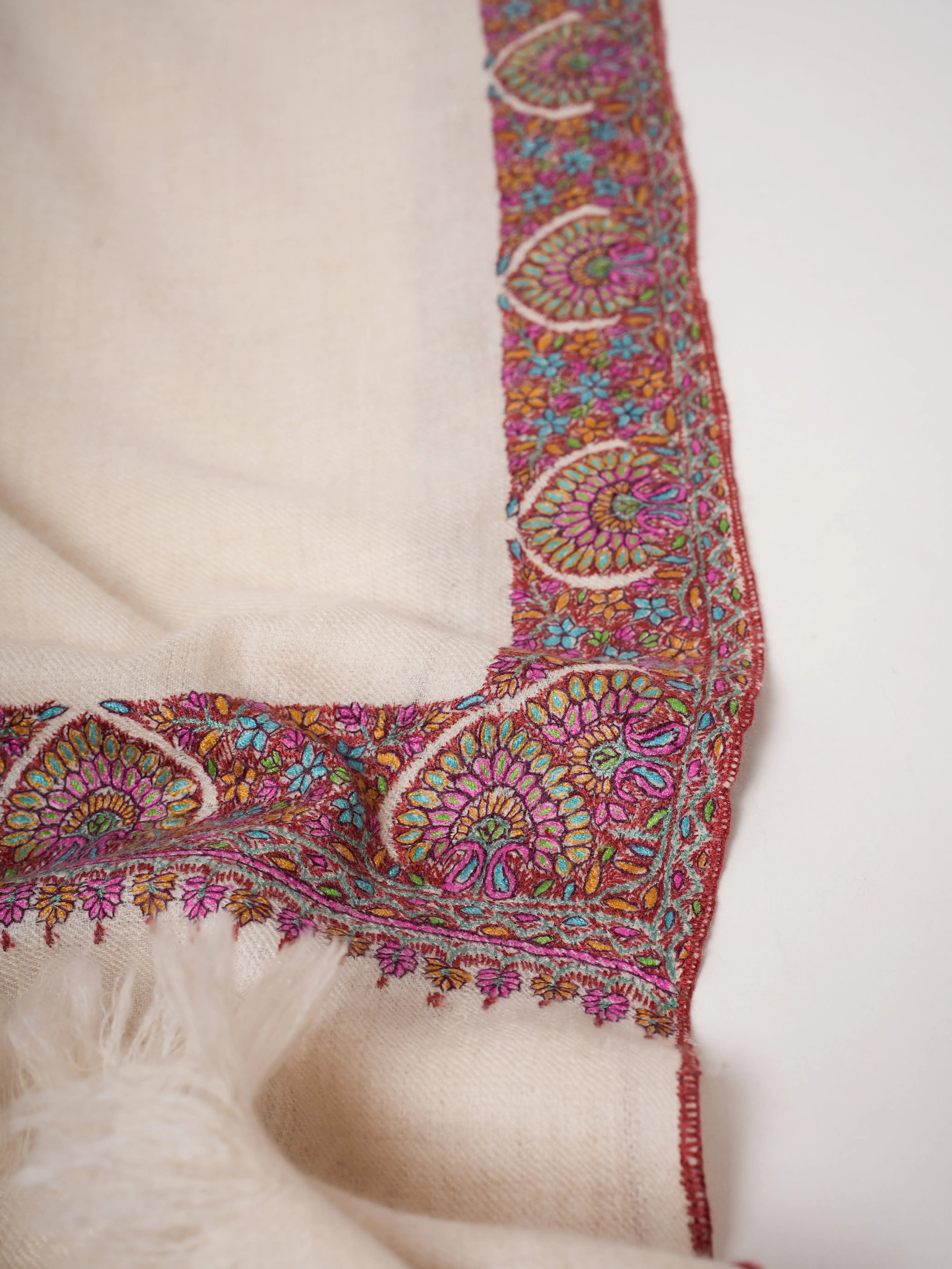GI Certified Ivory Pashmina Shawl – Handspun with Neemdaur Sozni Embroidery Shahkaar