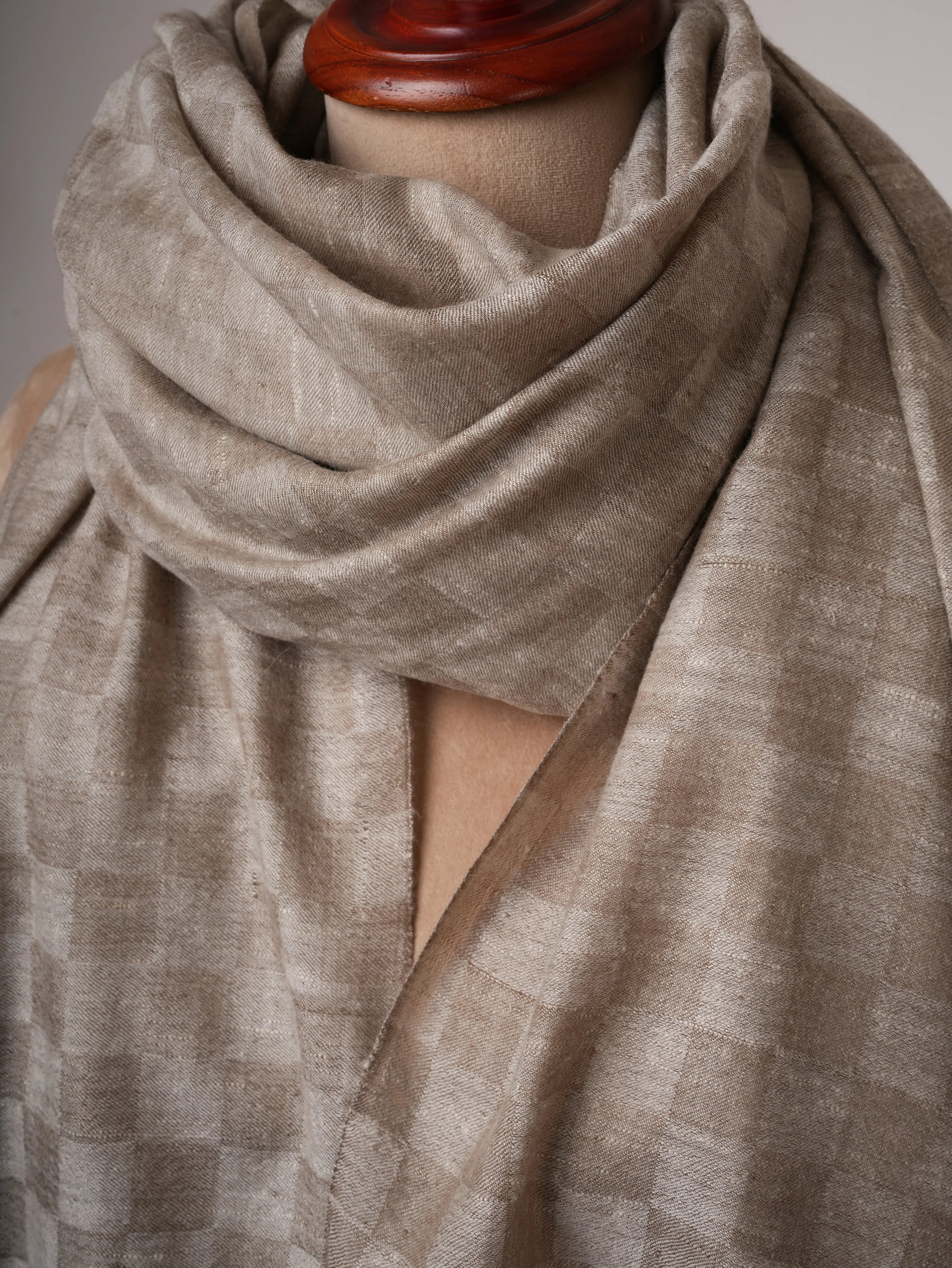 Oversized Dual-Shade Pashmina Shawl in Check Pattern – Soft & Elegant Shahkaar
