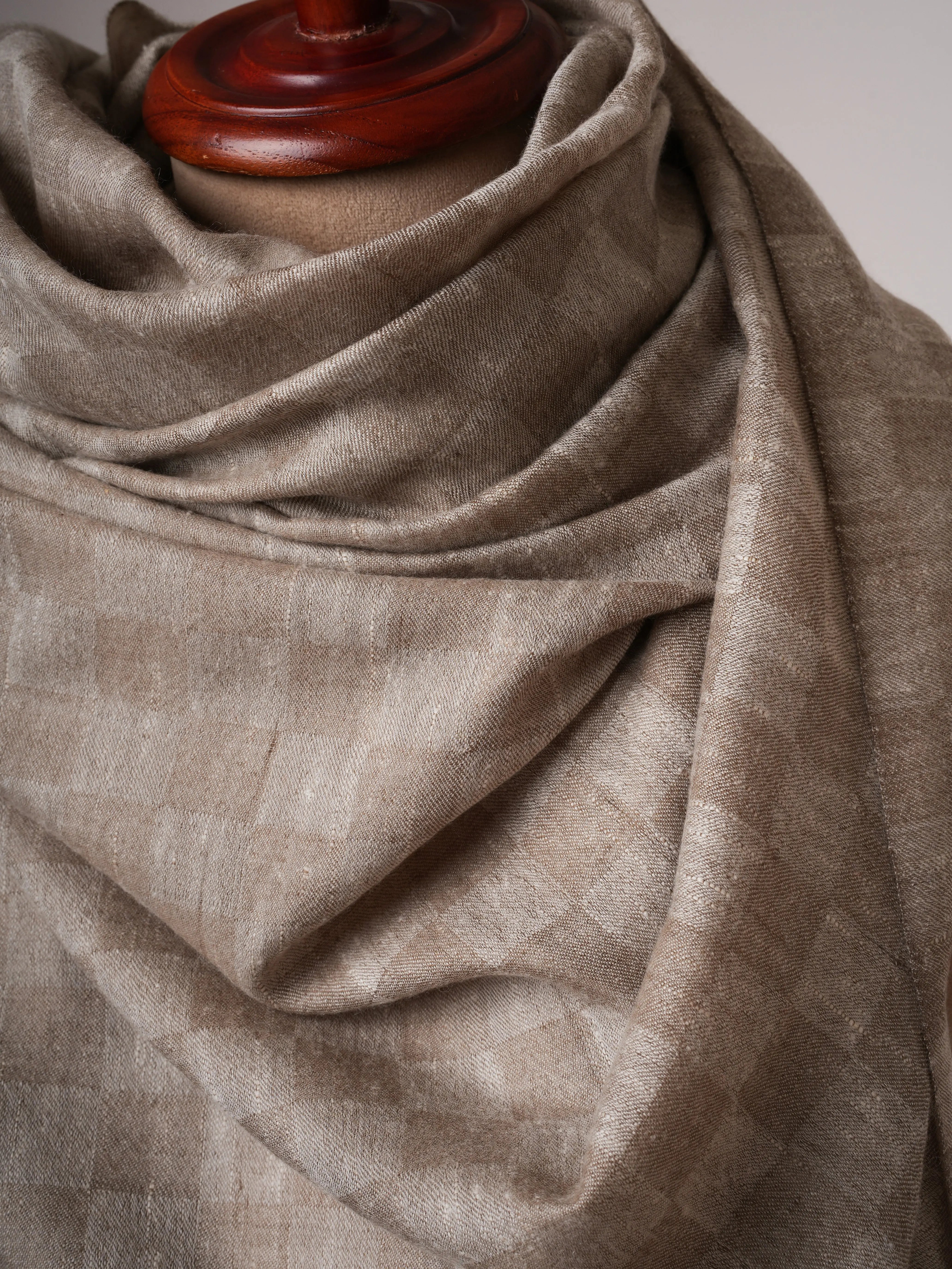 Oversized Dual-Shade Pashmina Shawl in Check Pattern – Soft & Elegant Shahkaar