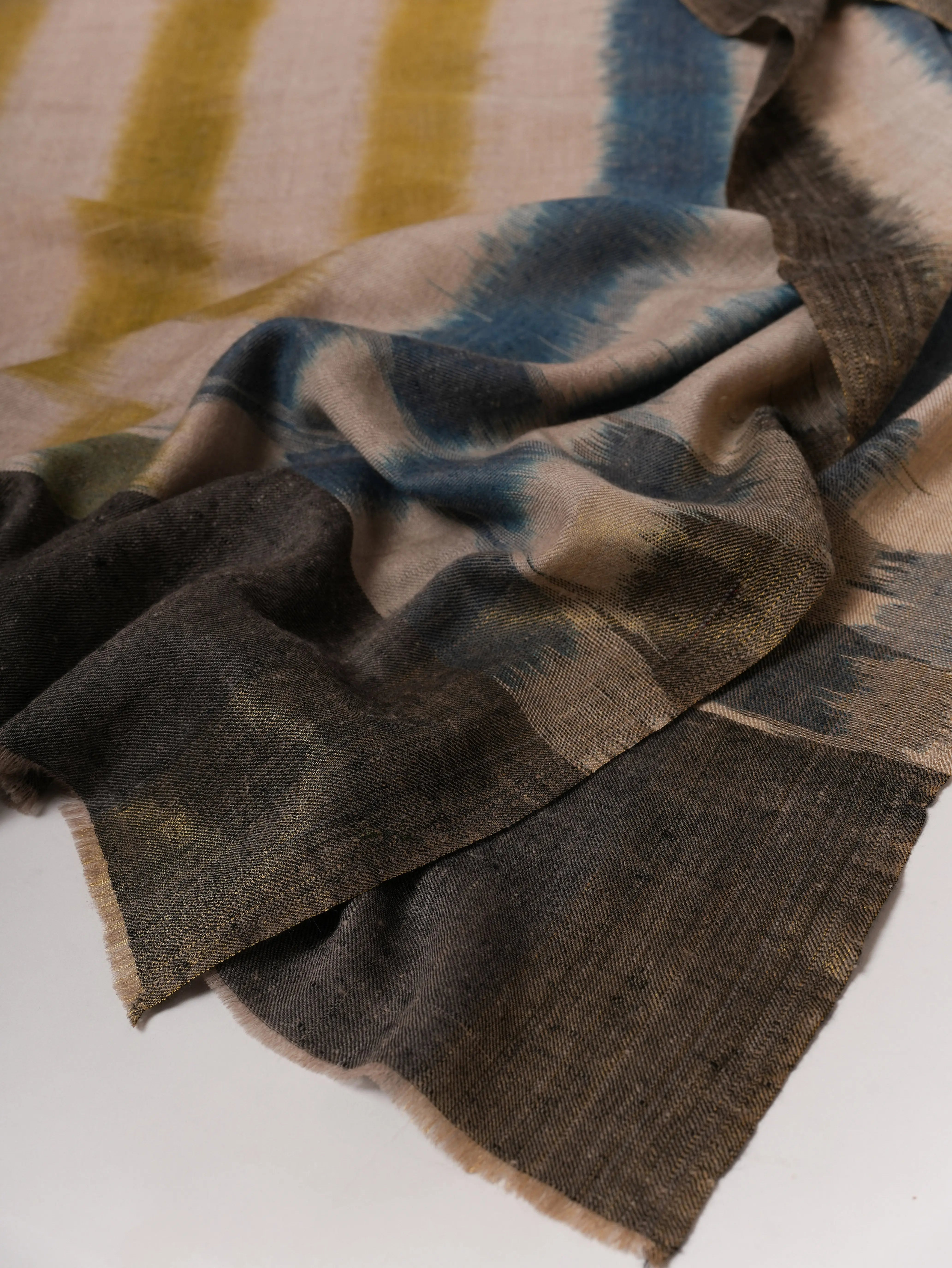 Zeitgenössischer Ikat-Pashmina-Schal mit Zari-Enden