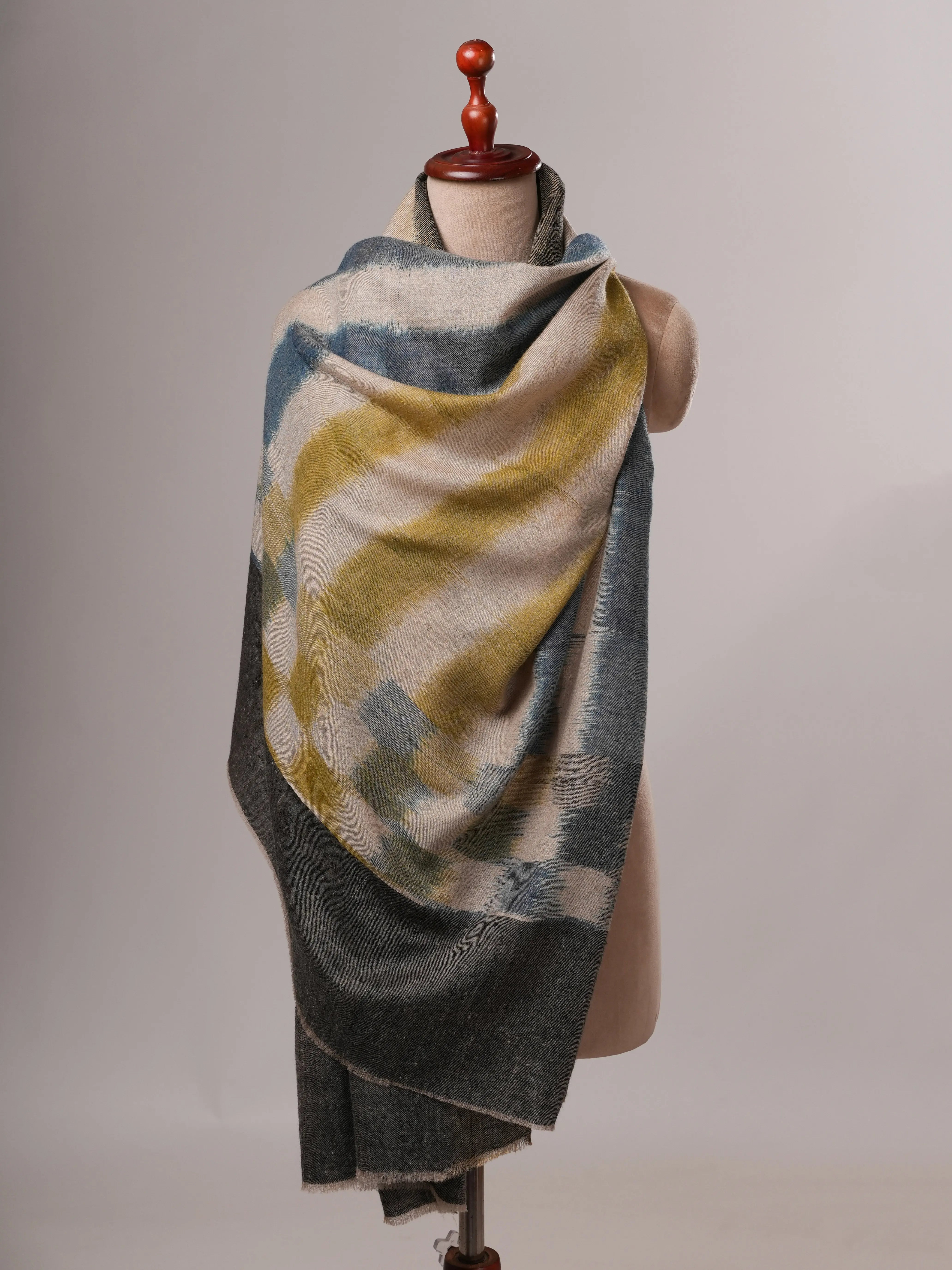 Zeitgenössischer Ikat-Pashmina-Schal mit Zari-Enden