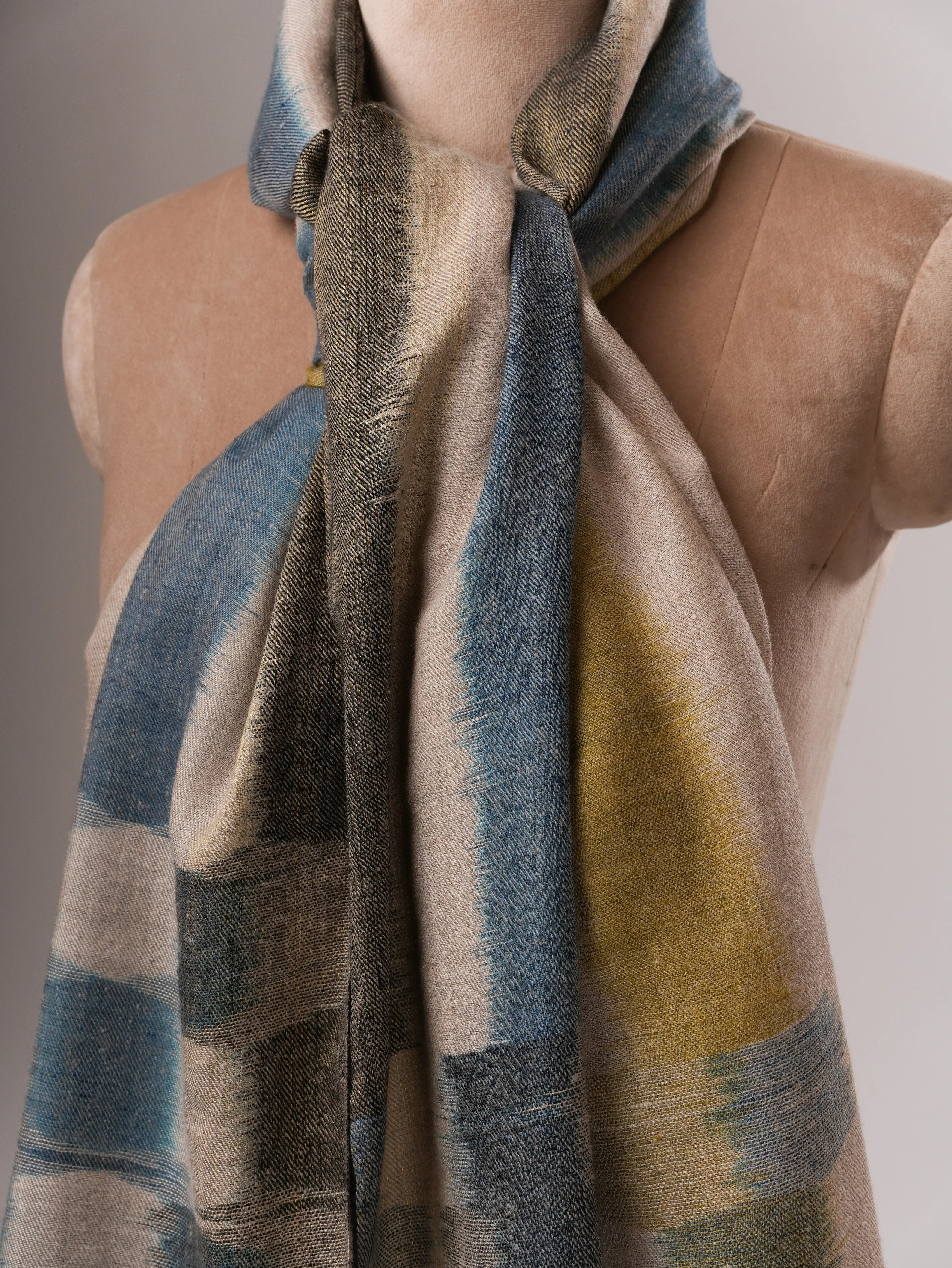 Zeitgenössischer Ikat-Pashmina-Schal mit Zari-Enden