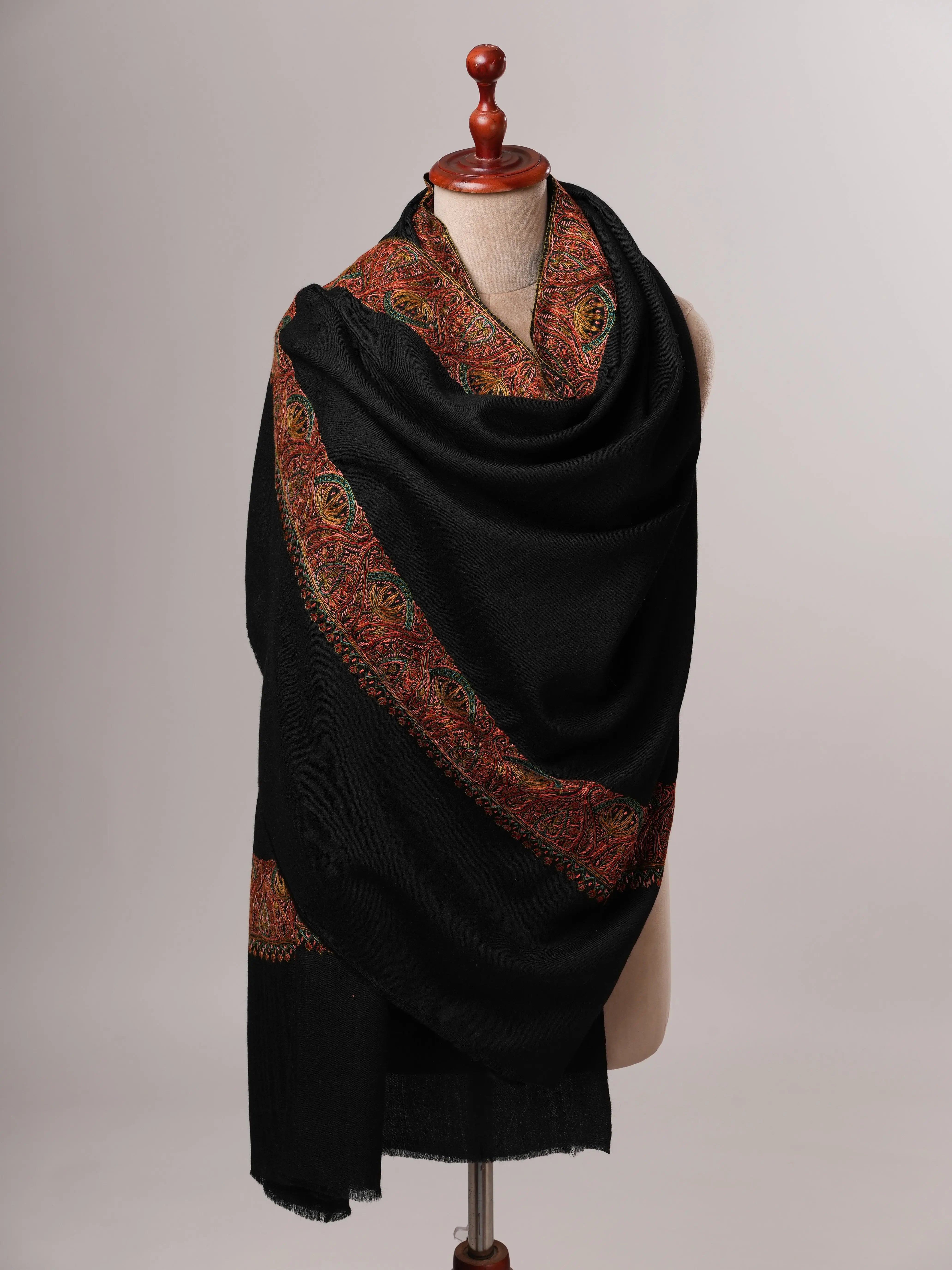 Classic Black Daurdar Fine Wool Shawl with Soft Finish Shahkaar