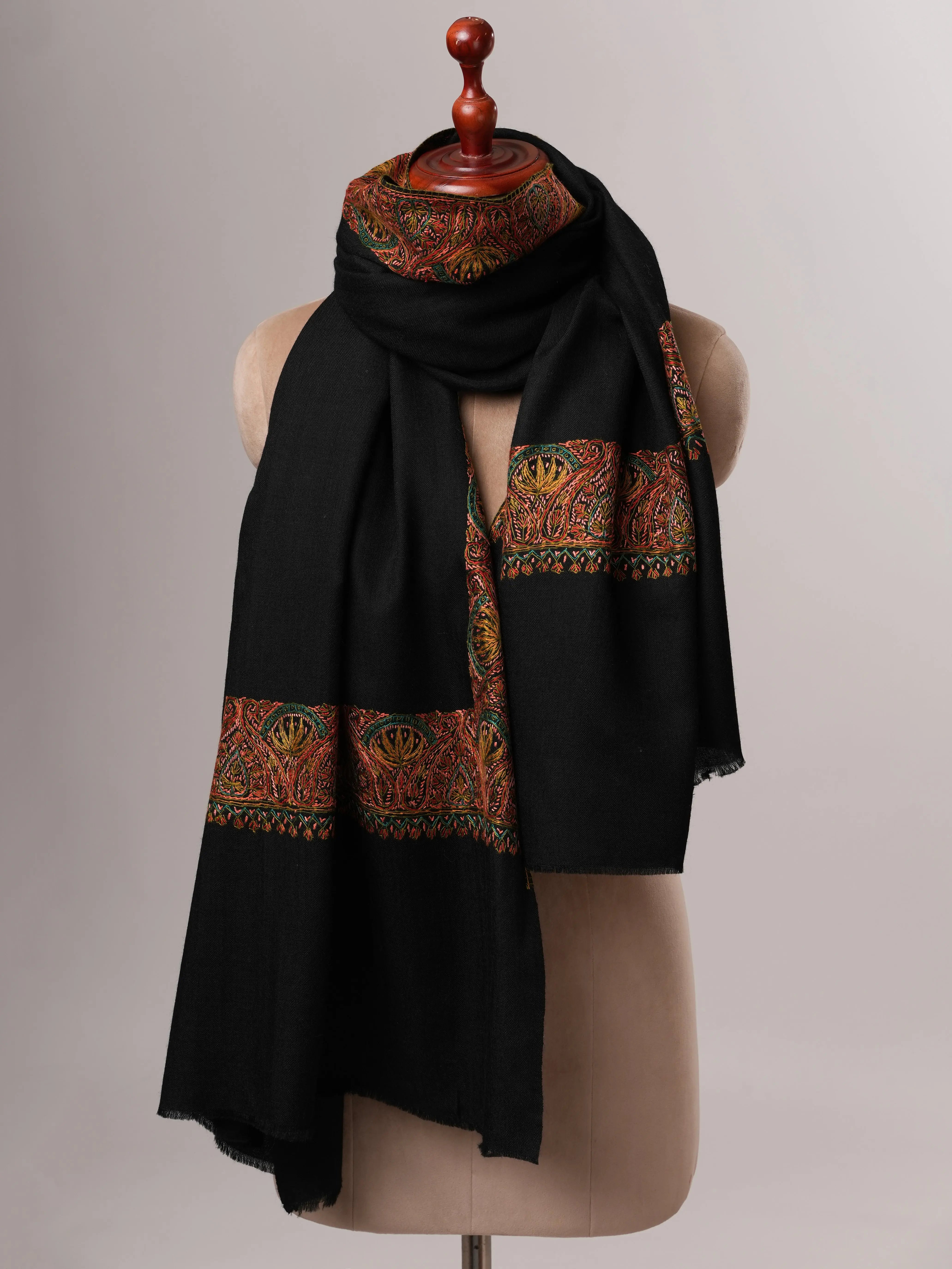 Classic Black Daurdar Fine Wool Shawl with Soft Finish Shahkaar